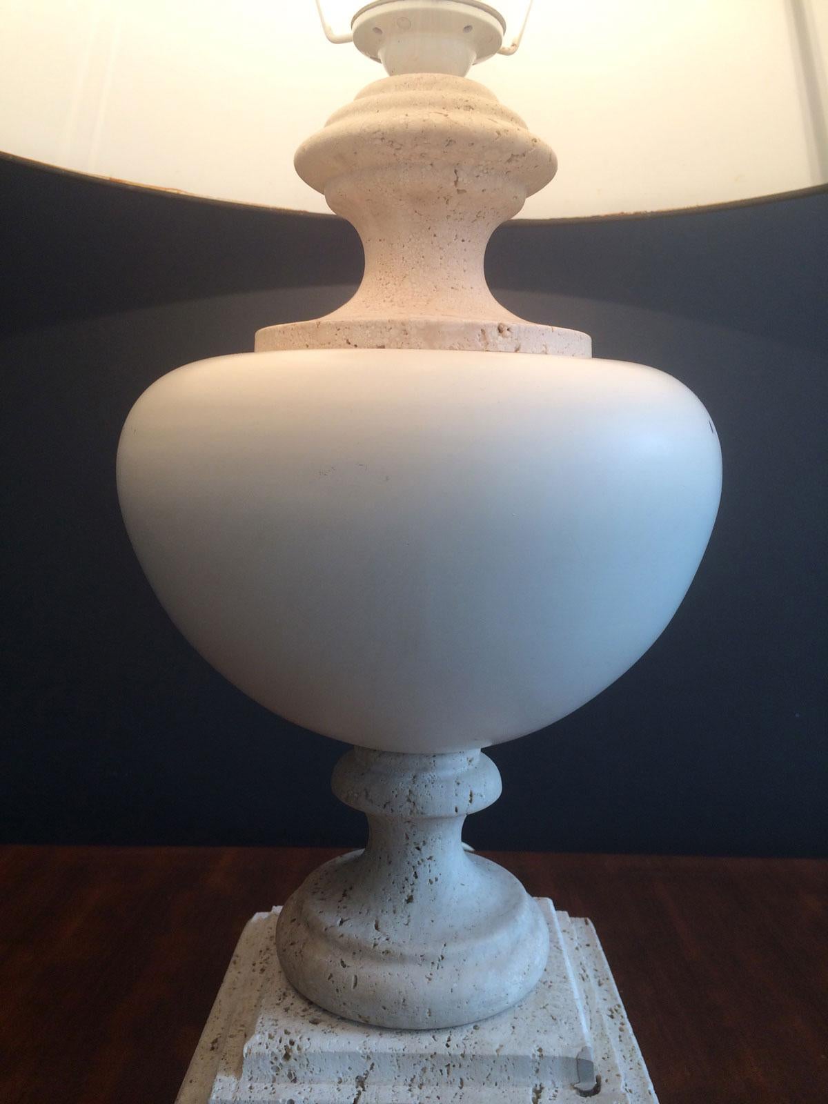 Français Lampe de table en céramique sur socle en travertin, œuvre française, vers 1970 en vente