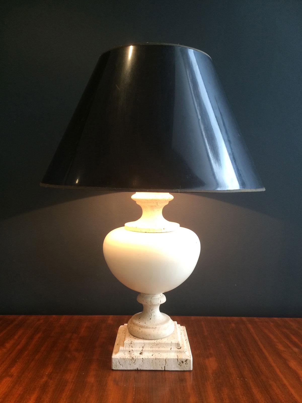 Céramique Lampe de table en céramique sur socle en travertin, œuvre française, vers 1970 en vente