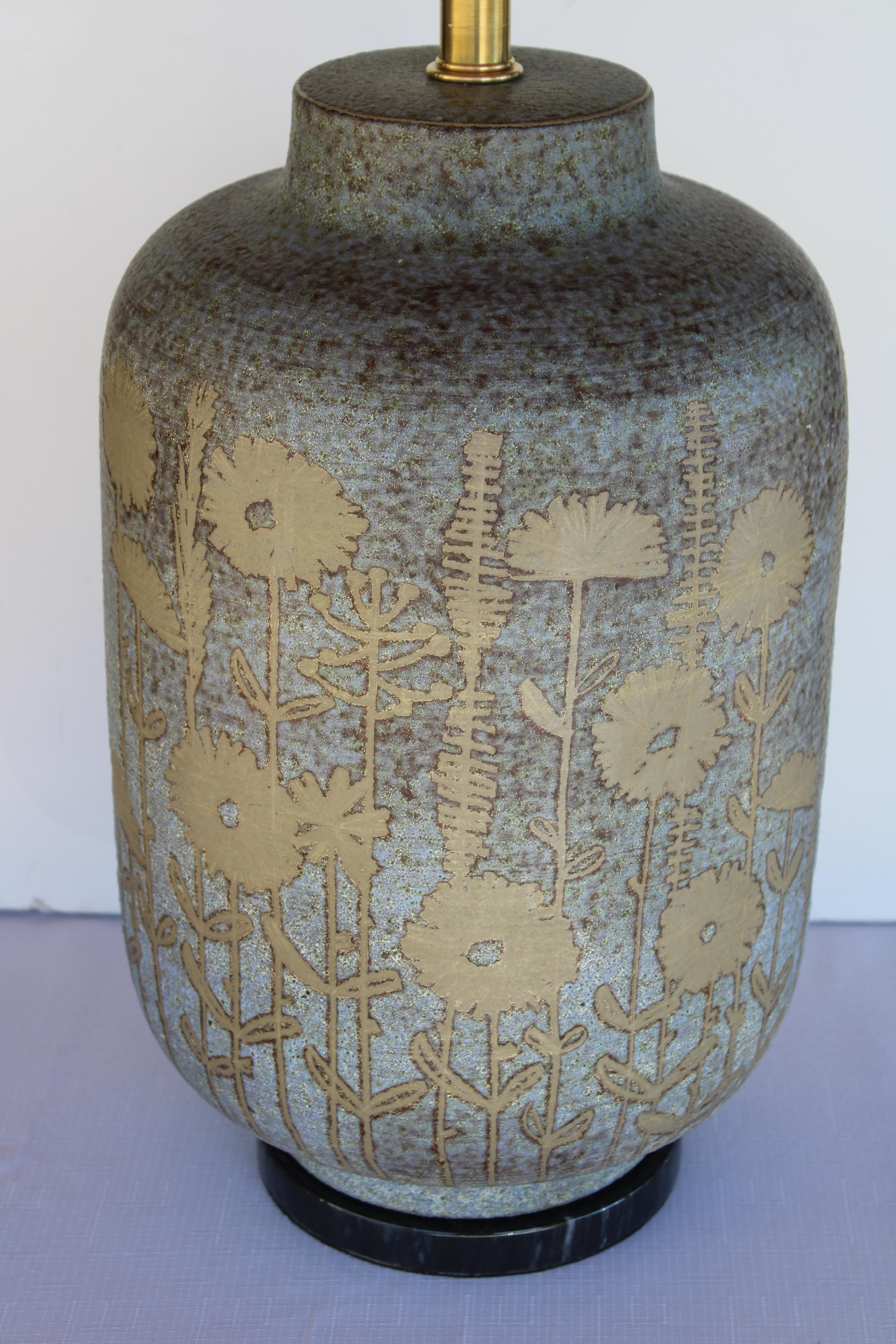 Lámpara de mesa de cerámica sobre base de mármol, firmada ITALIA Moderno de mediados de siglo en venta