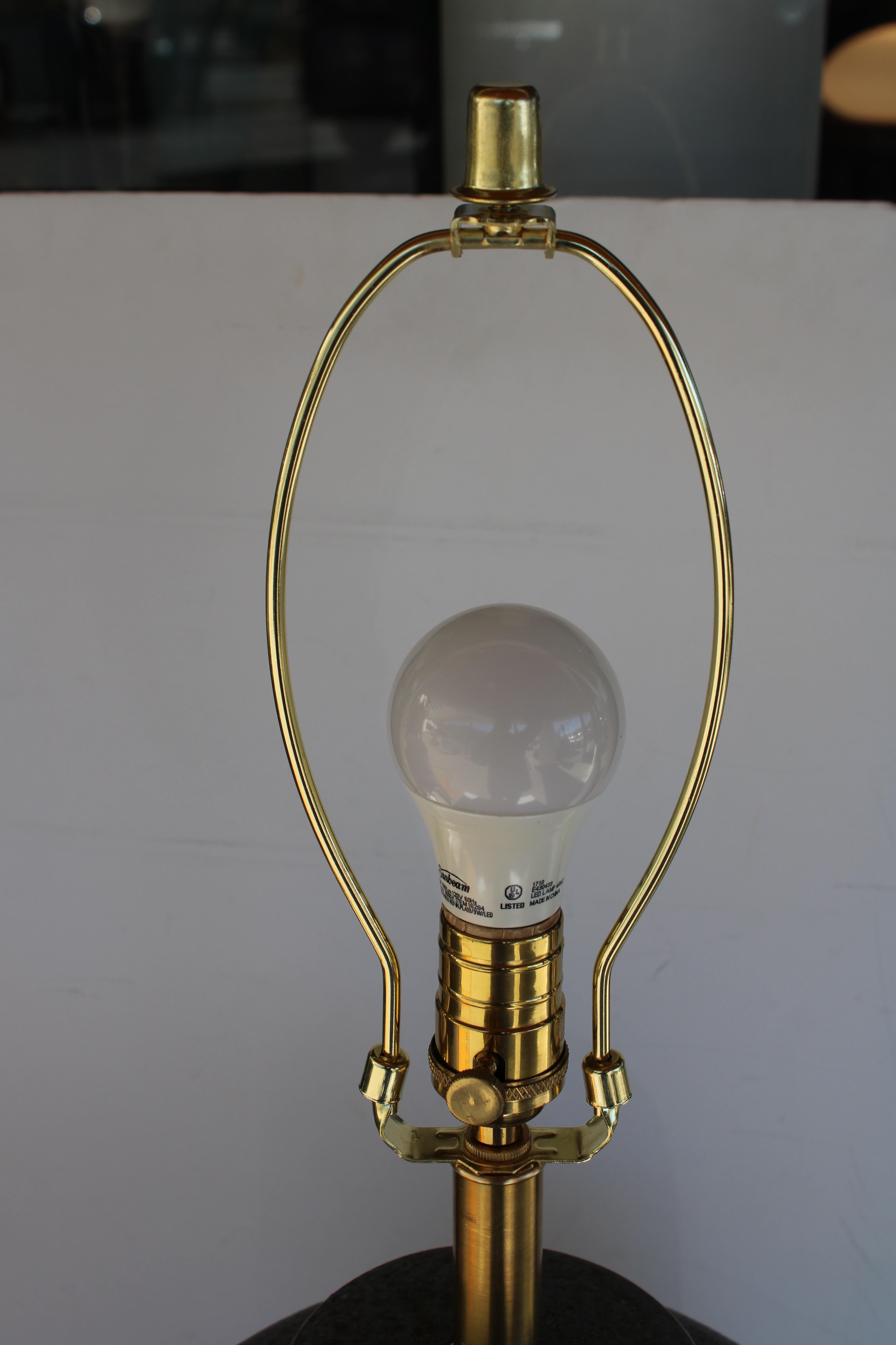 Lámpara de mesa de cerámica sobre base de mármol, firmada ITALIA Estadounidense en venta