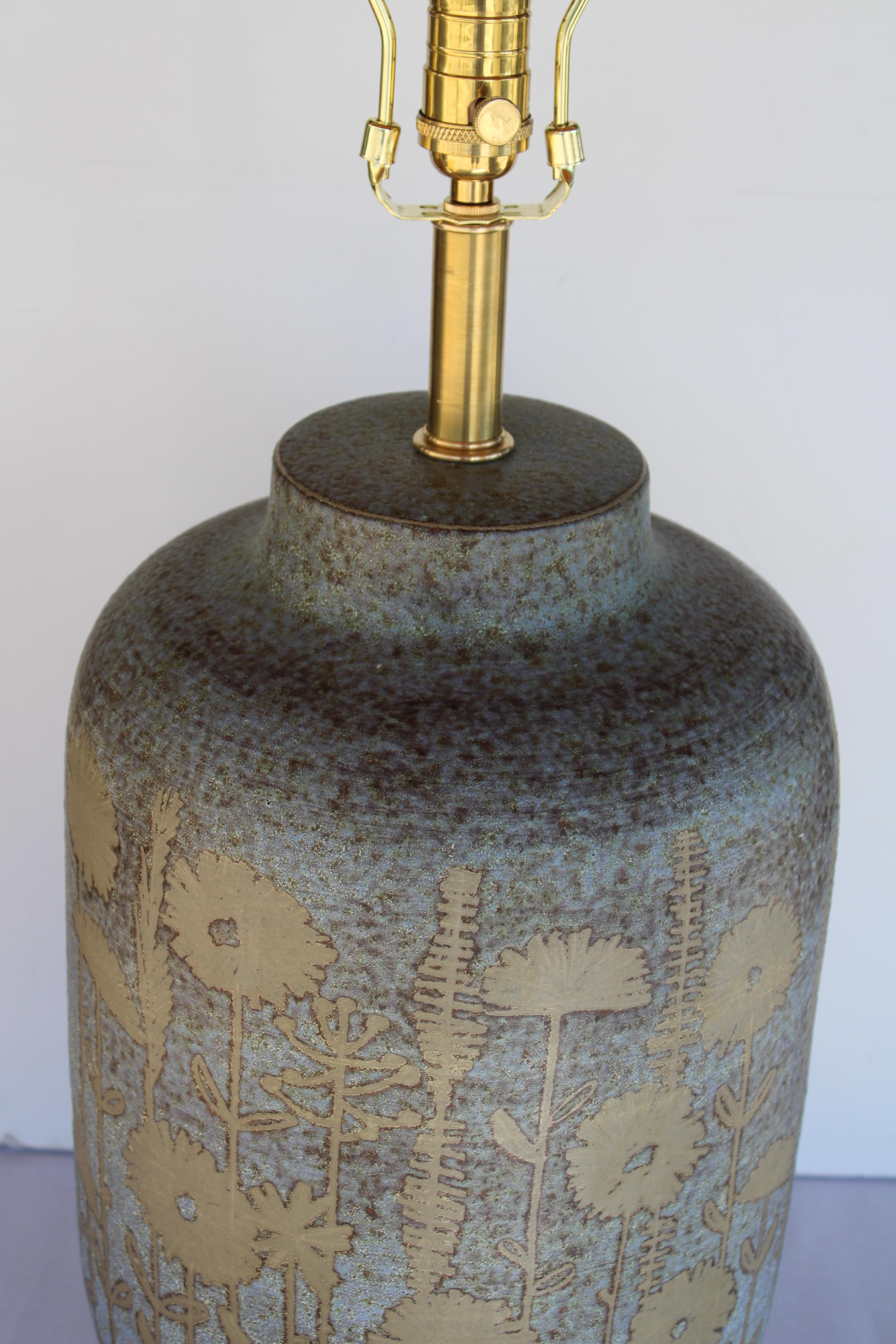 Lámpara de mesa de cerámica sobre base de mármol, firmada ITALIA en Bueno estado para la venta en Palm Springs, CA