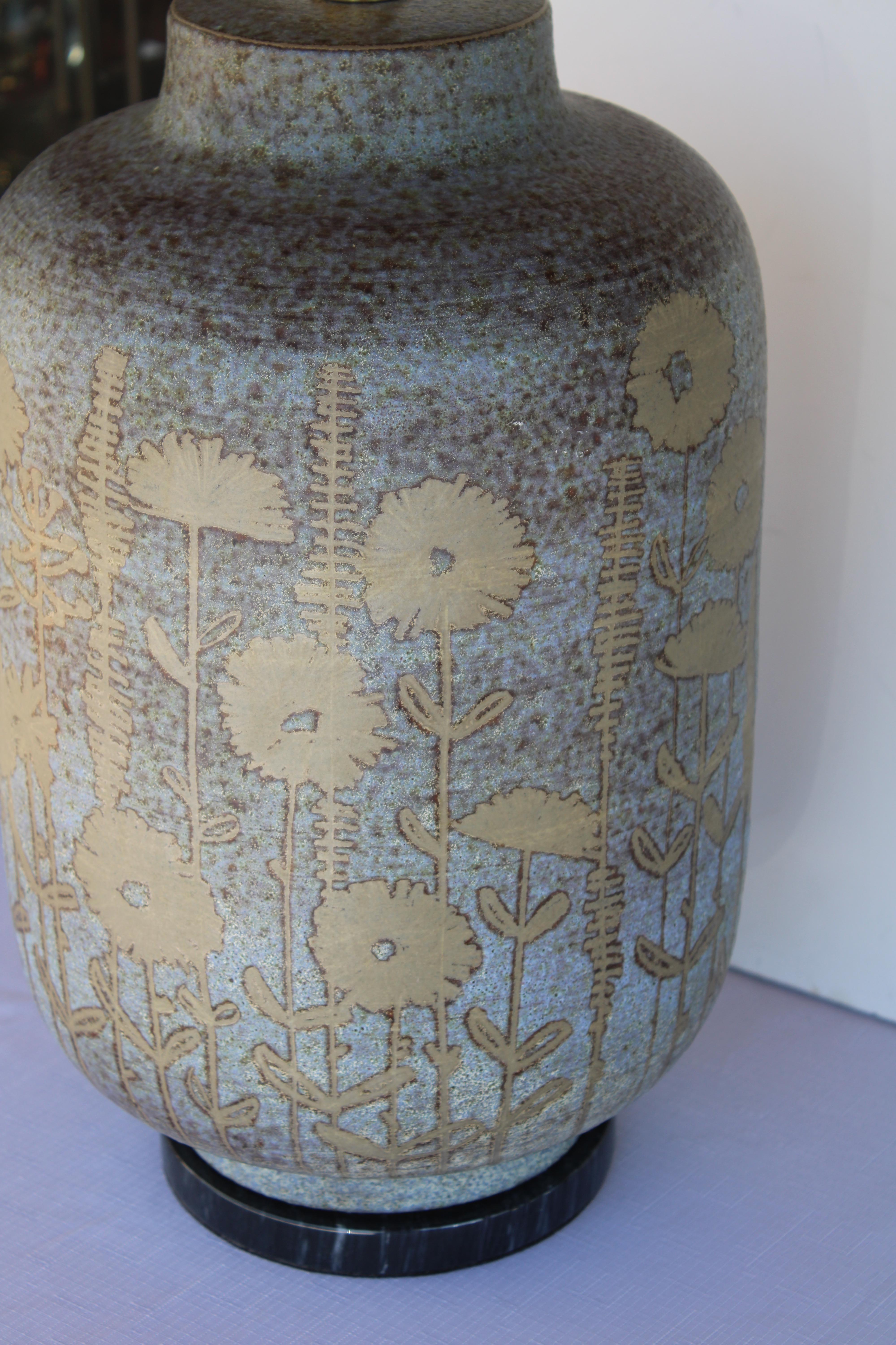 Lámpara de mesa de cerámica sobre base de mármol, firmada ITALIA finales del siglo XX en venta