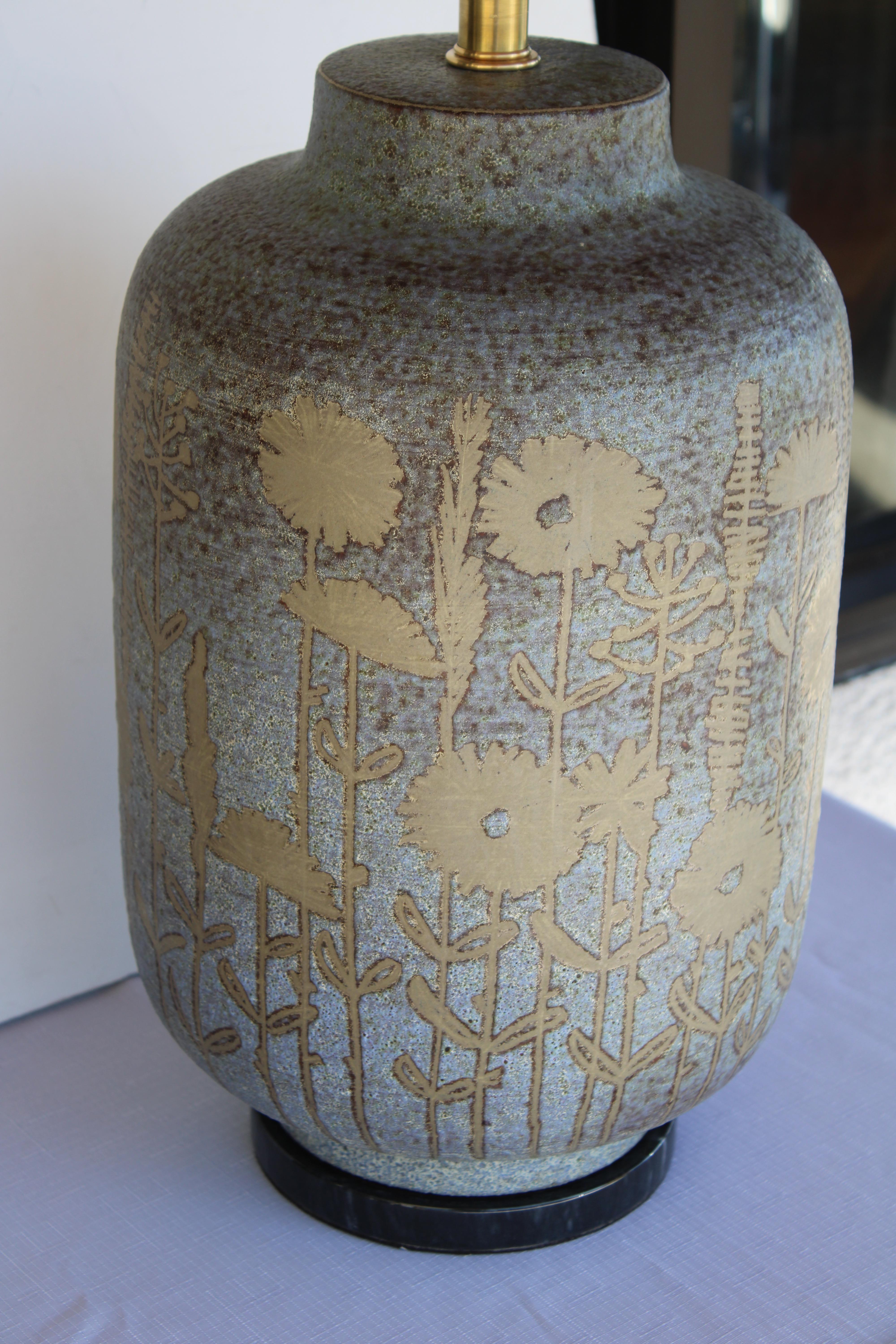 Lámpara de mesa de cerámica sobre base de mármol, firmada ITALIA Latón en venta