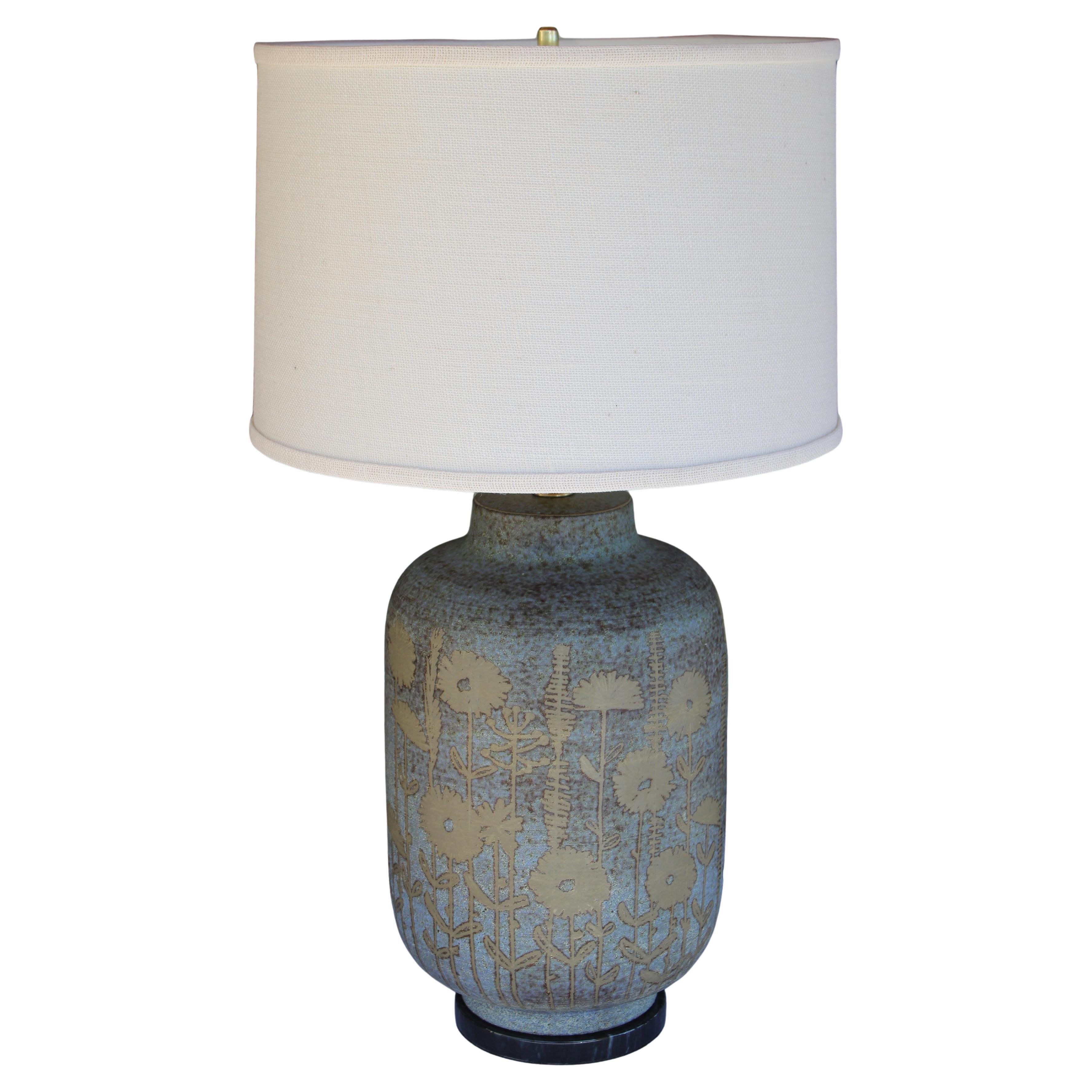 Lámpara de mesa de cerámica sobre base de mármol, firmada ITALIA en venta