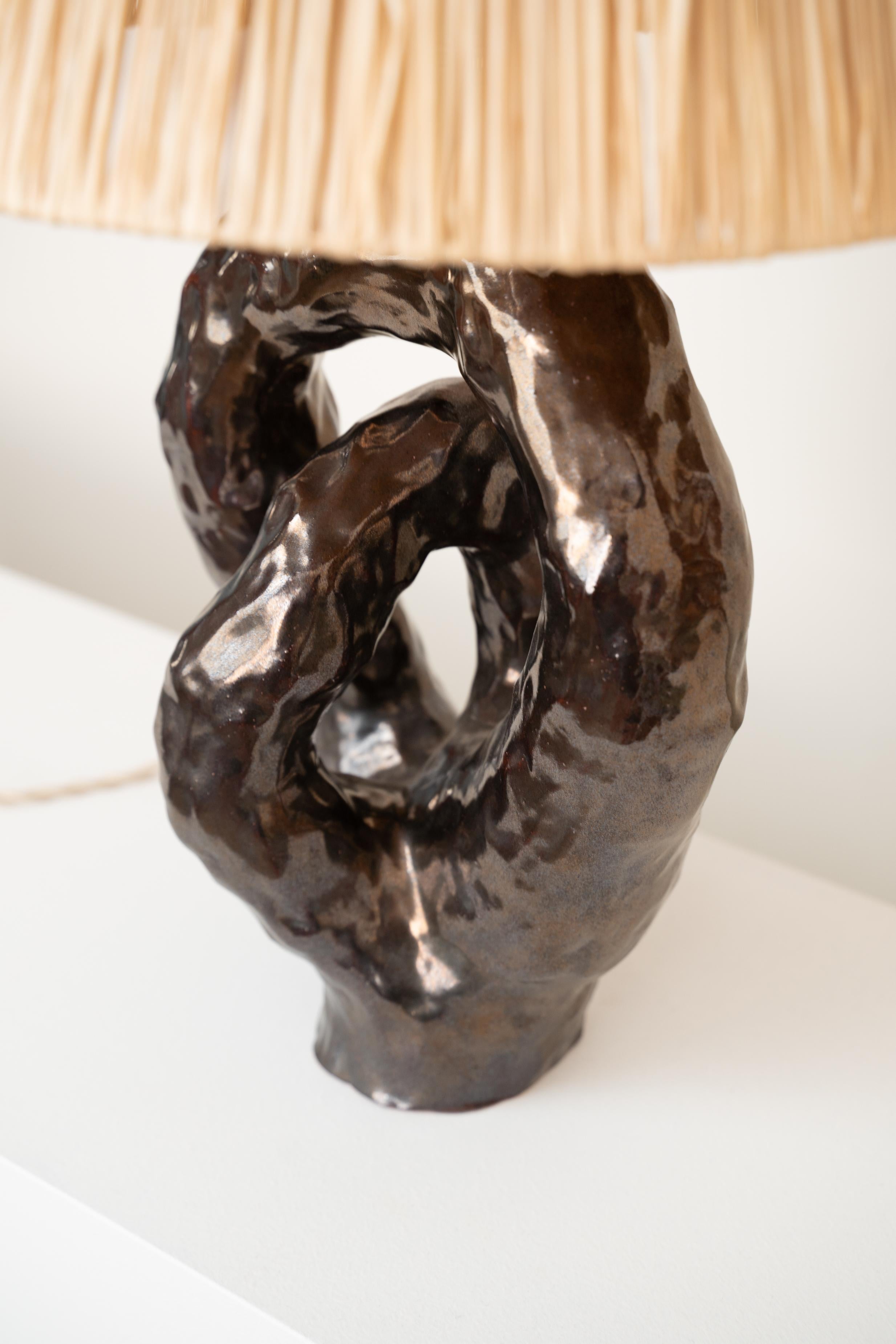 Organique Lampe à poser en céramique Abat-jour en raphia Glaçure métallique en vente