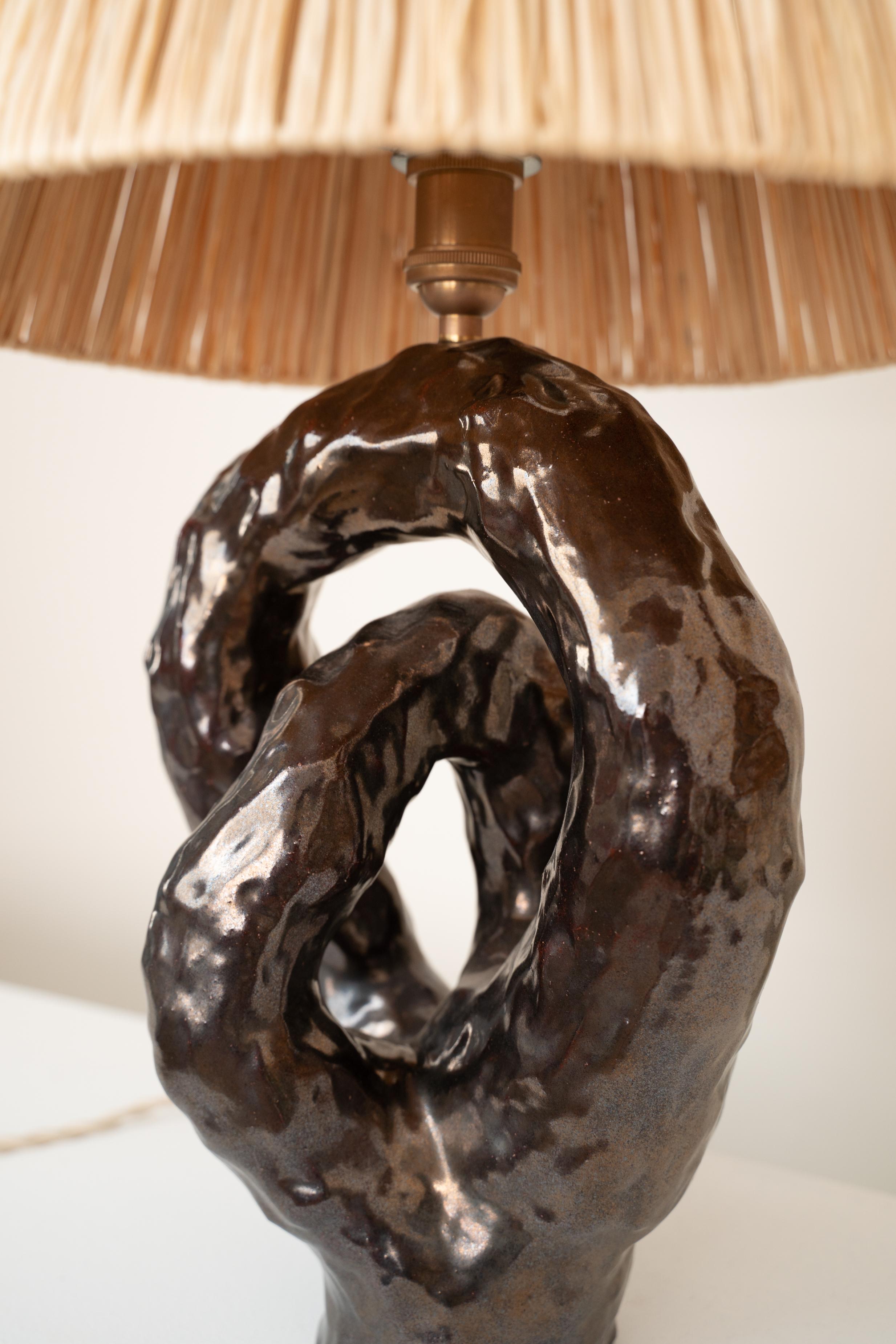 Saoudien Lampe à poser en céramique Abat-jour en raphia Glaçure métallique en vente