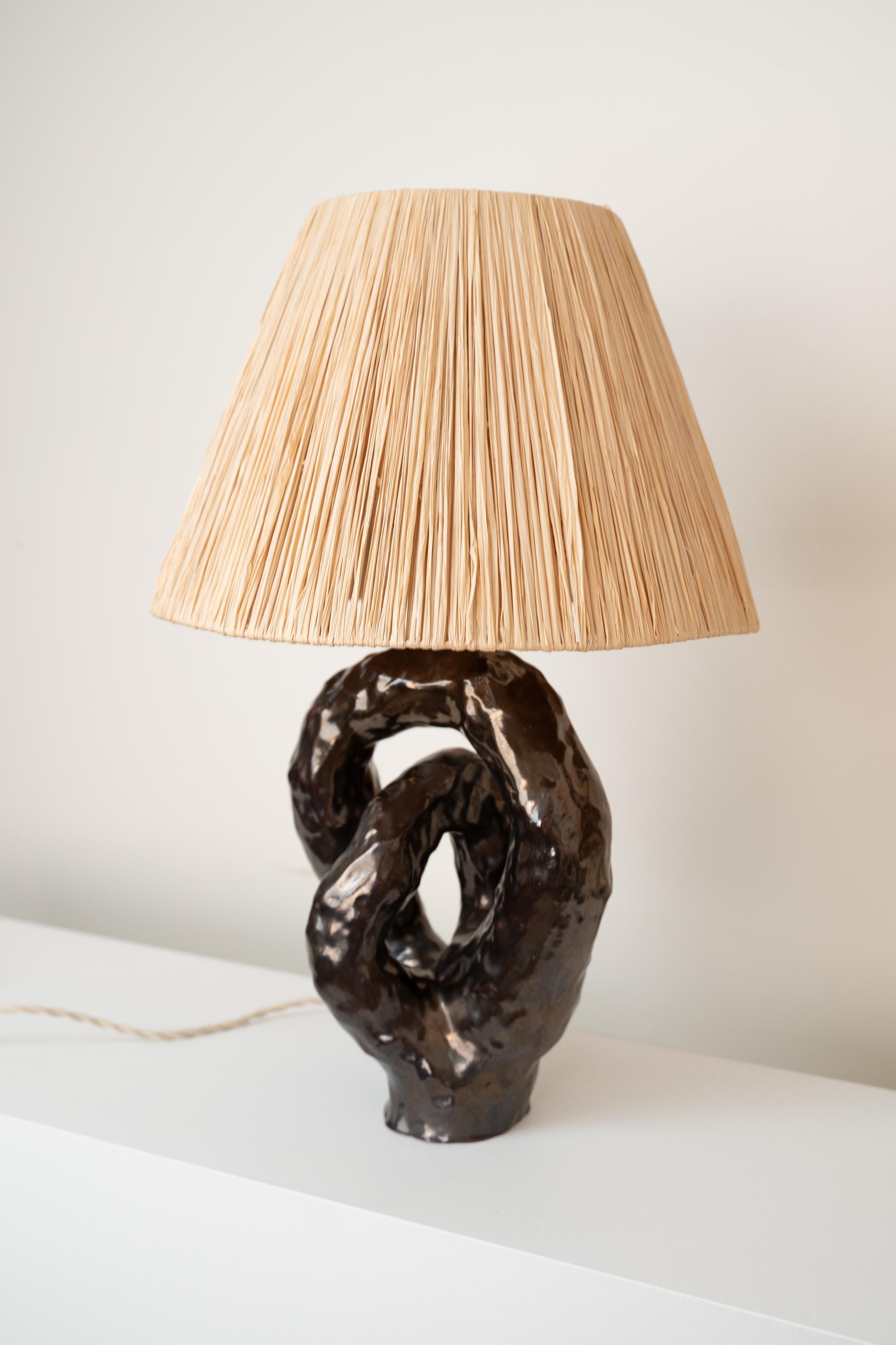 Vernissé Lampe à poser en céramique Abat-jour en raphia Glaçure métallique en vente