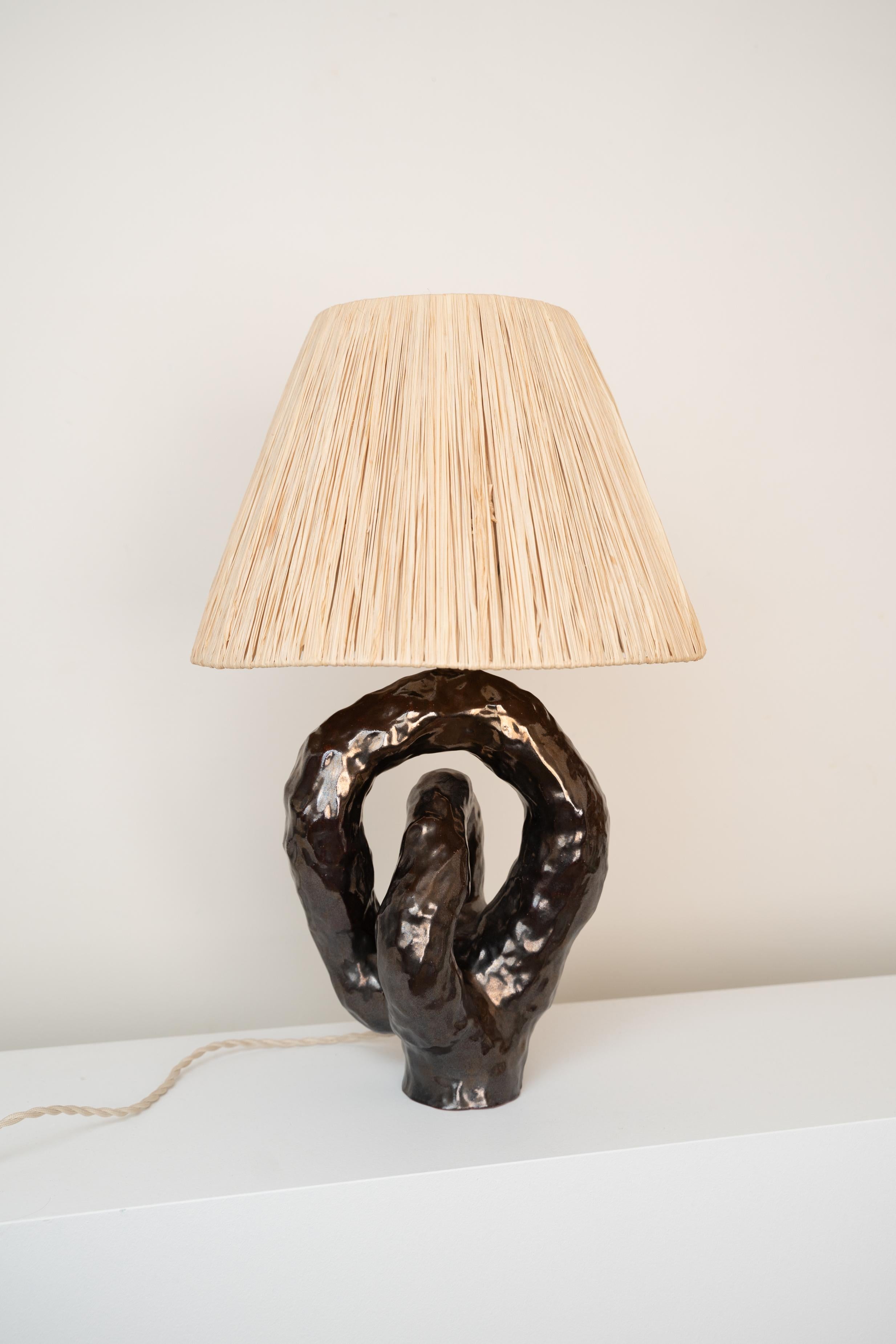 Lampe à poser en céramique Abat-jour en raphia Glaçure métallique Neuf - En vente à الدرعية, SA