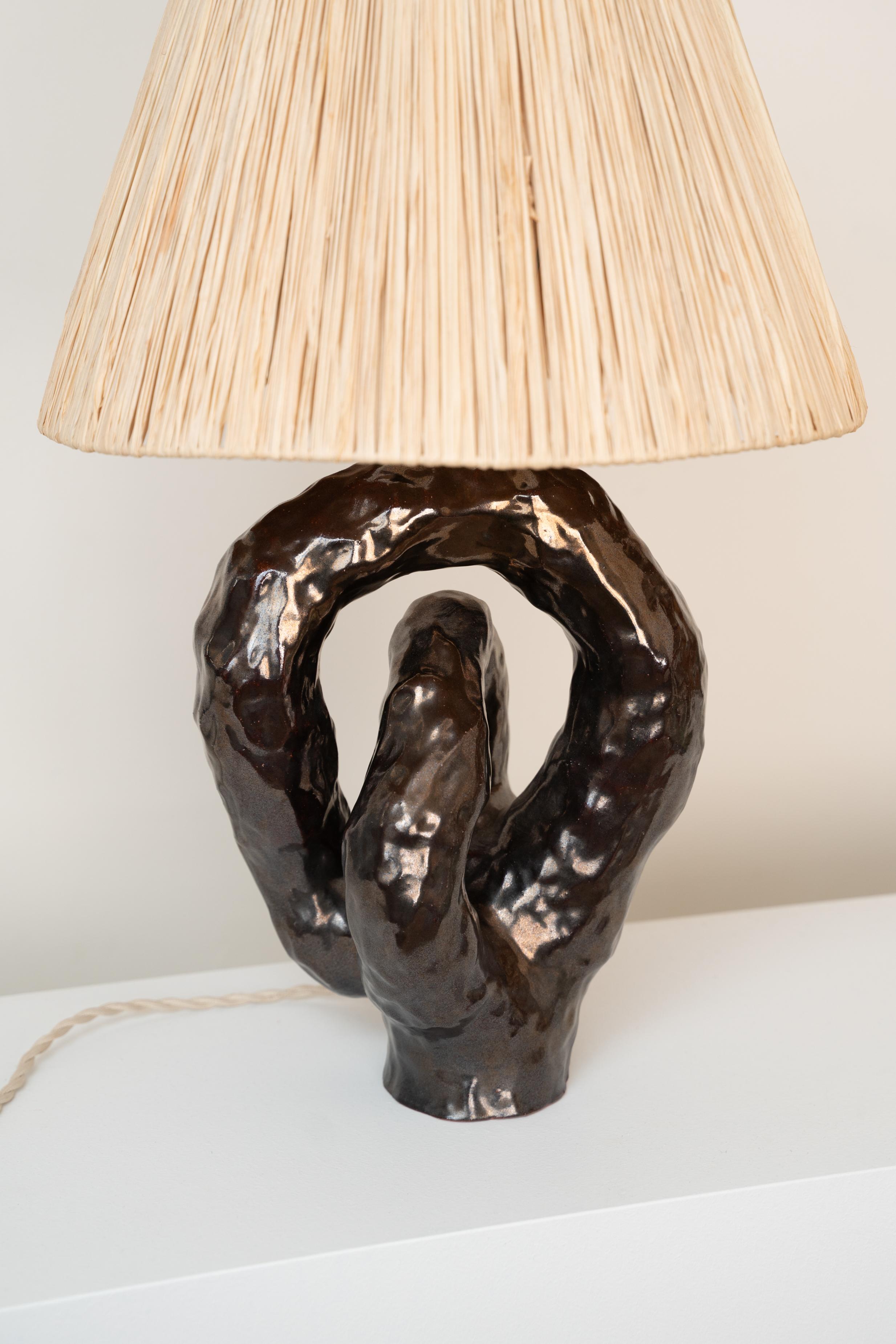 XXIe siècle et contemporain Lampe à poser en céramique Abat-jour en raphia Glaçure métallique en vente