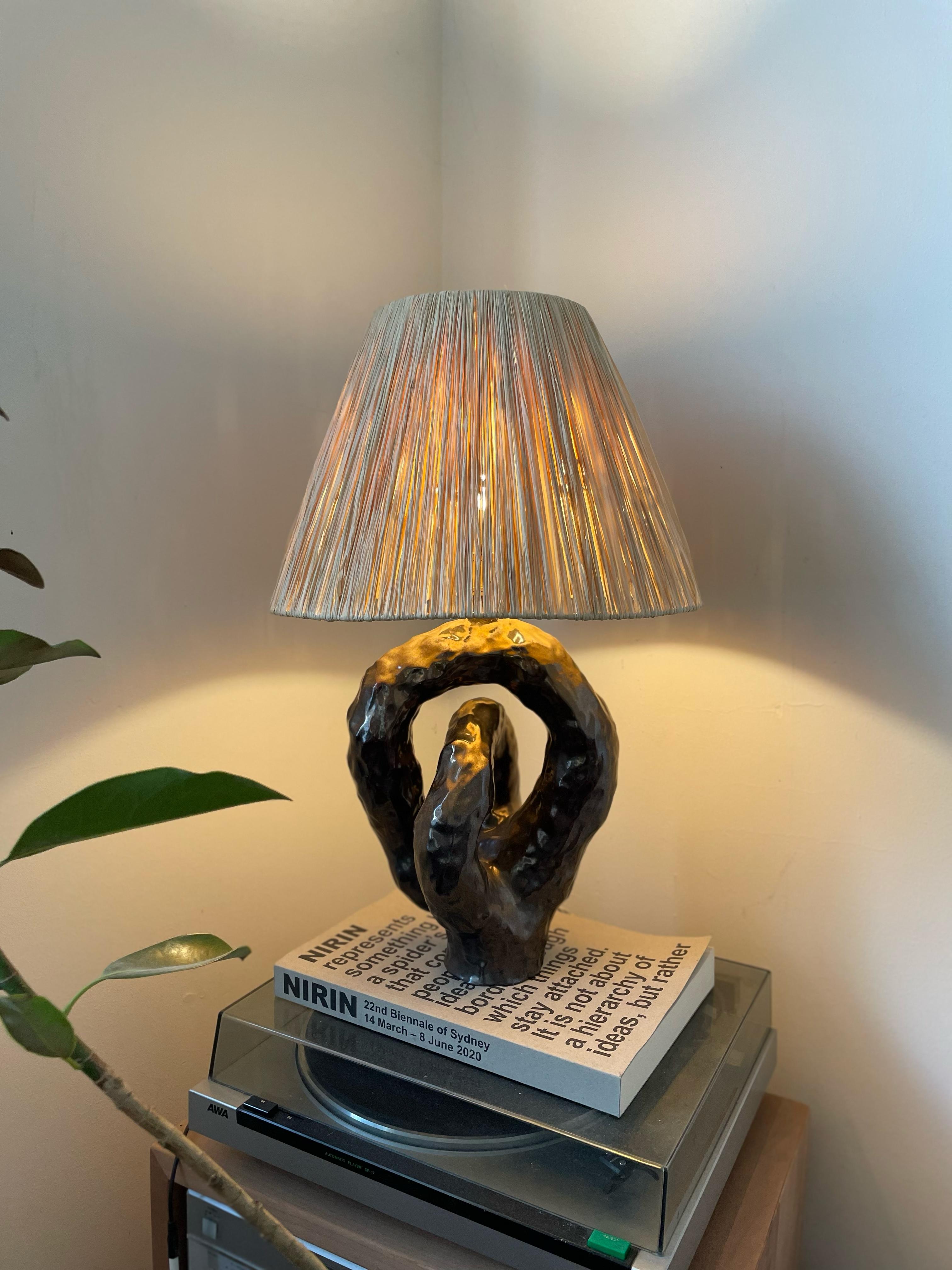 Laiton Lampe à poser en céramique Abat-jour en raphia Glaçure métallique en vente