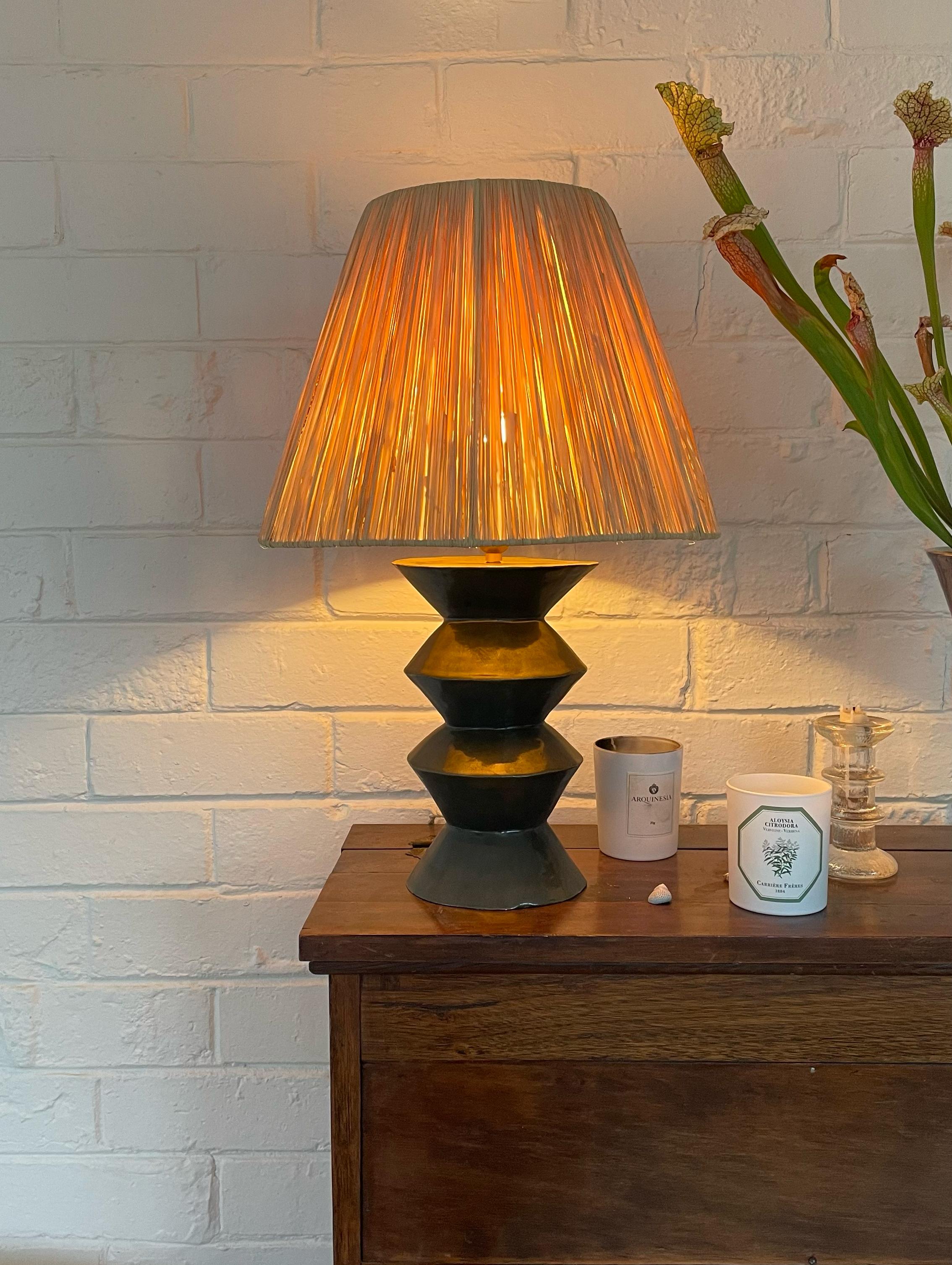 Organique Lampe à poser en céramique Abat-jour en raphia Glaçure métallique - Turbina en vente