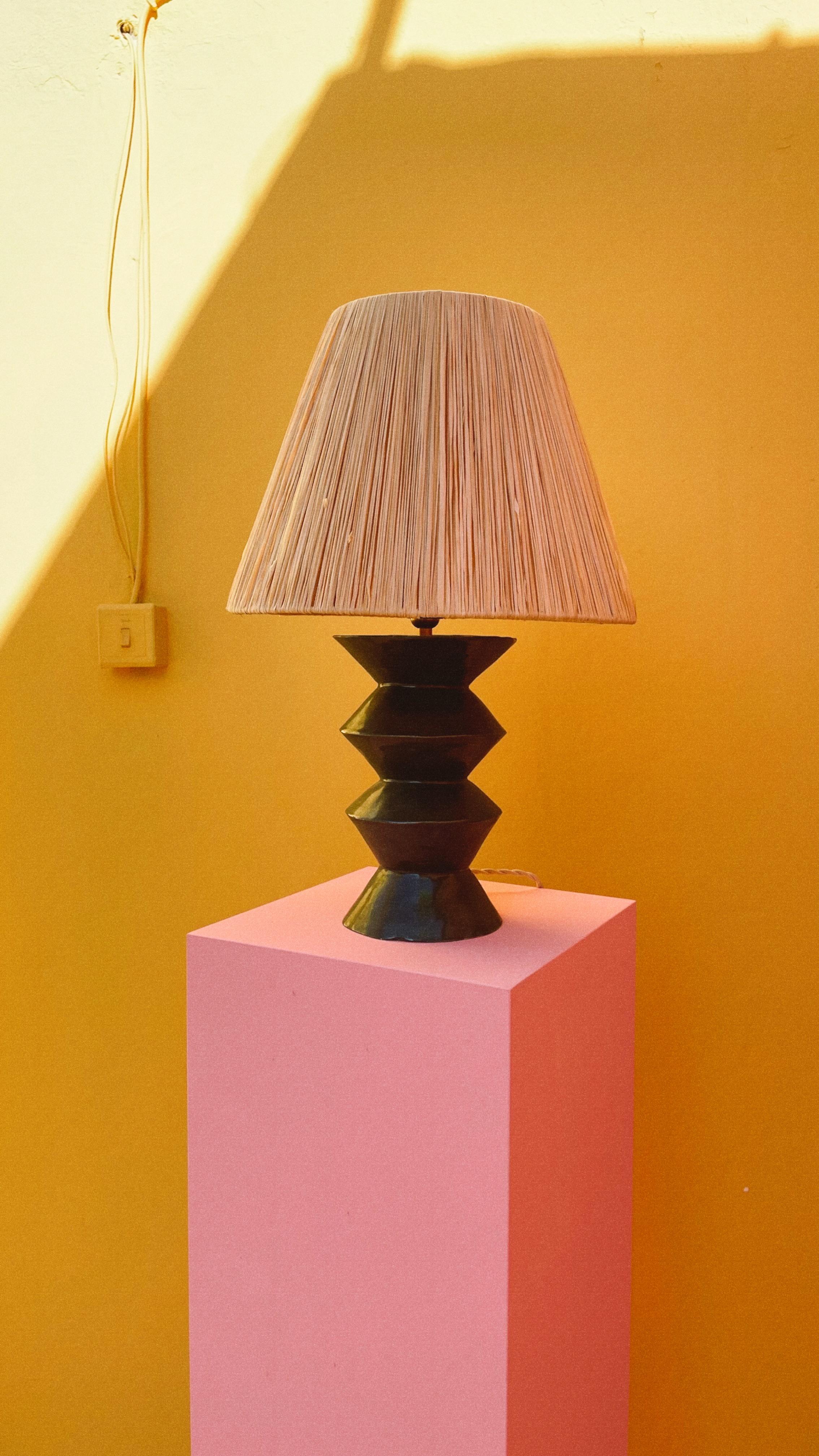 Saoudien Lampe à poser en céramique Abat-jour en raphia Glaçure métallique - Turbina en vente