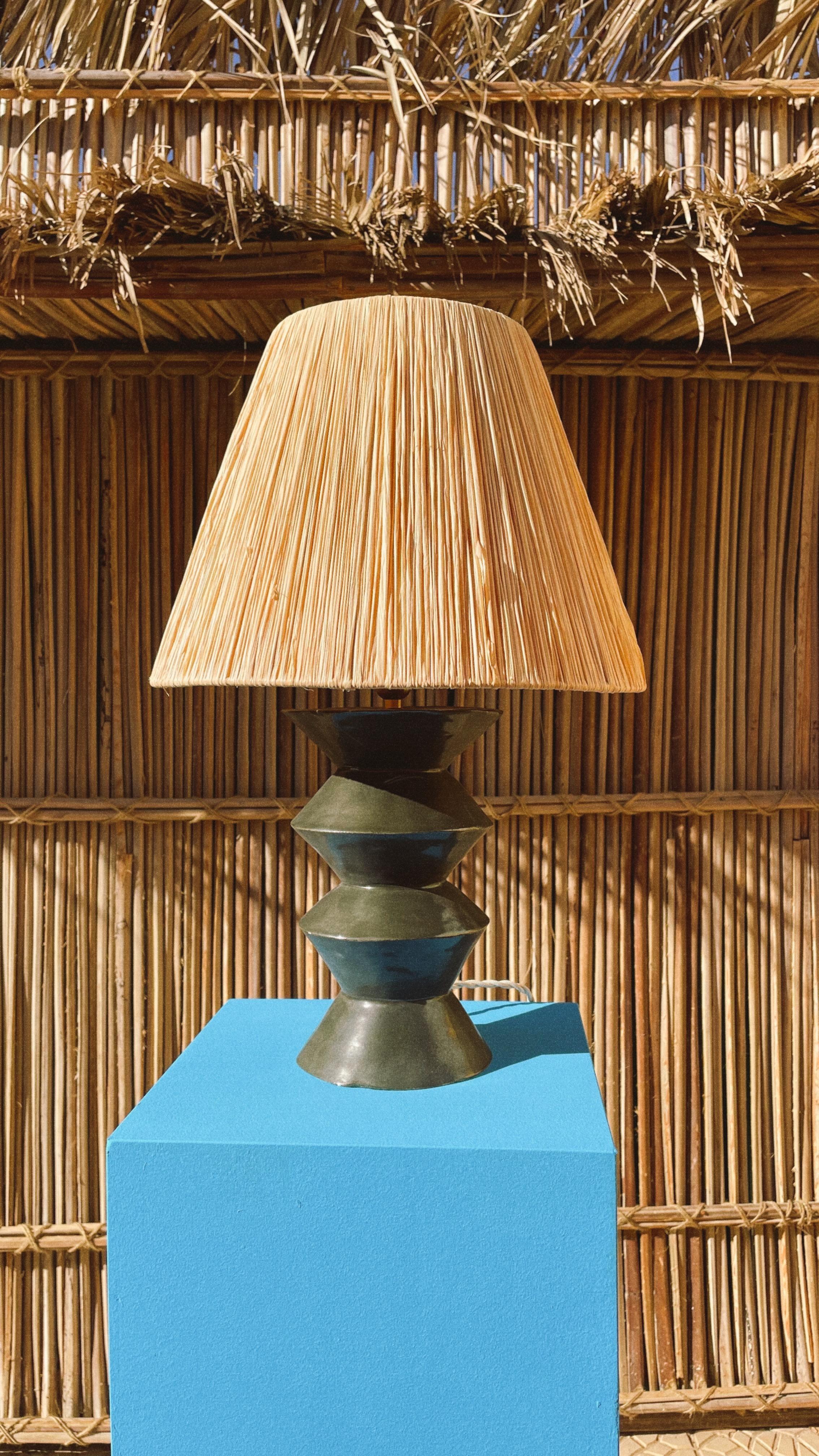 Fait main Lampe à poser en céramique Abat-jour en raphia Glaçure métallique - Turbina en vente