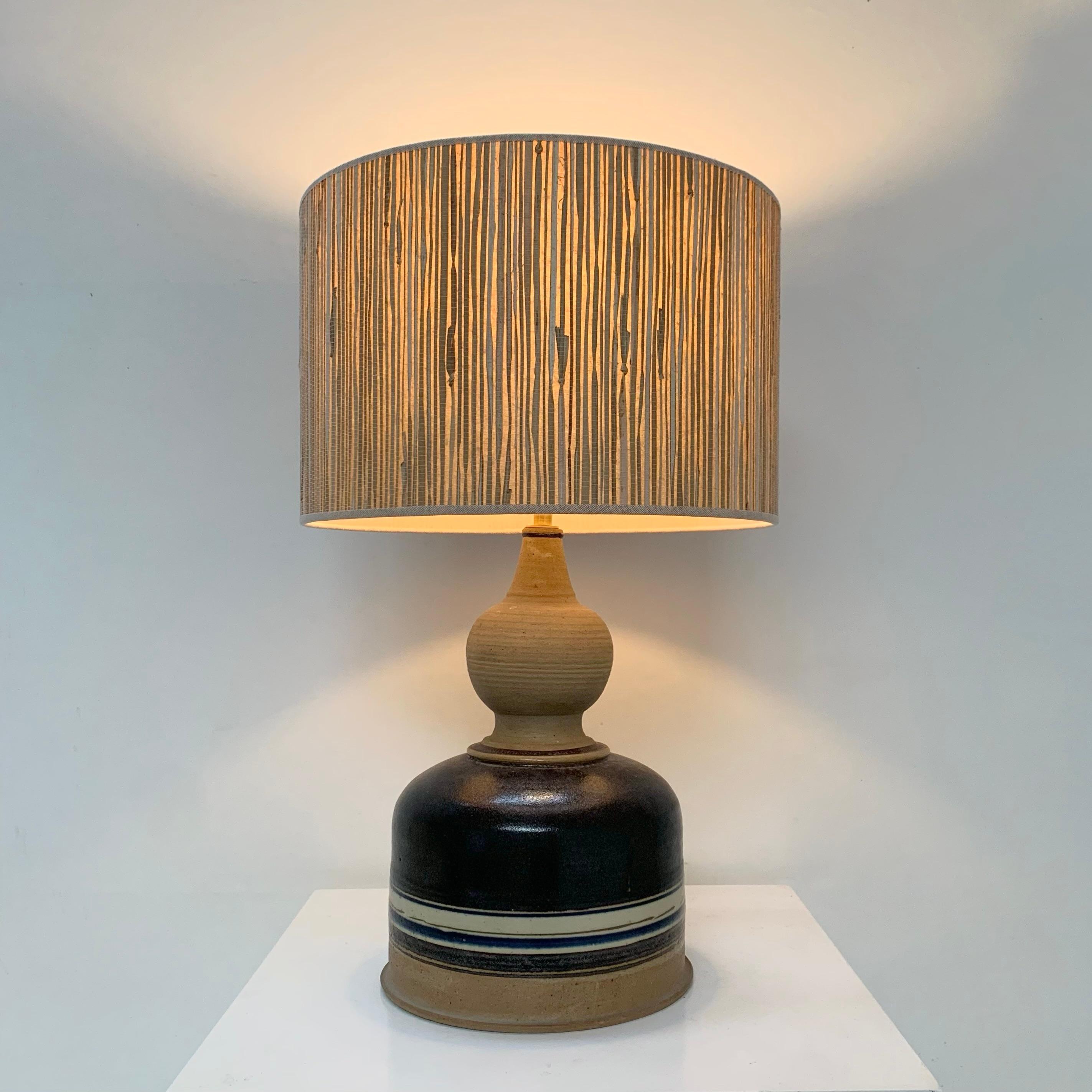 Nice mid-century decorative ceramic table lamp, 1974, Denmark.
Signed and dated : E-K Heerwagen, 1974, Denmark.
Raw and striped enameled stoneware.
Beige, dark brown, cream and blue tones .
New straw shade.
Rewired, E 24 bulb.
Dimensions: 56 cm (
