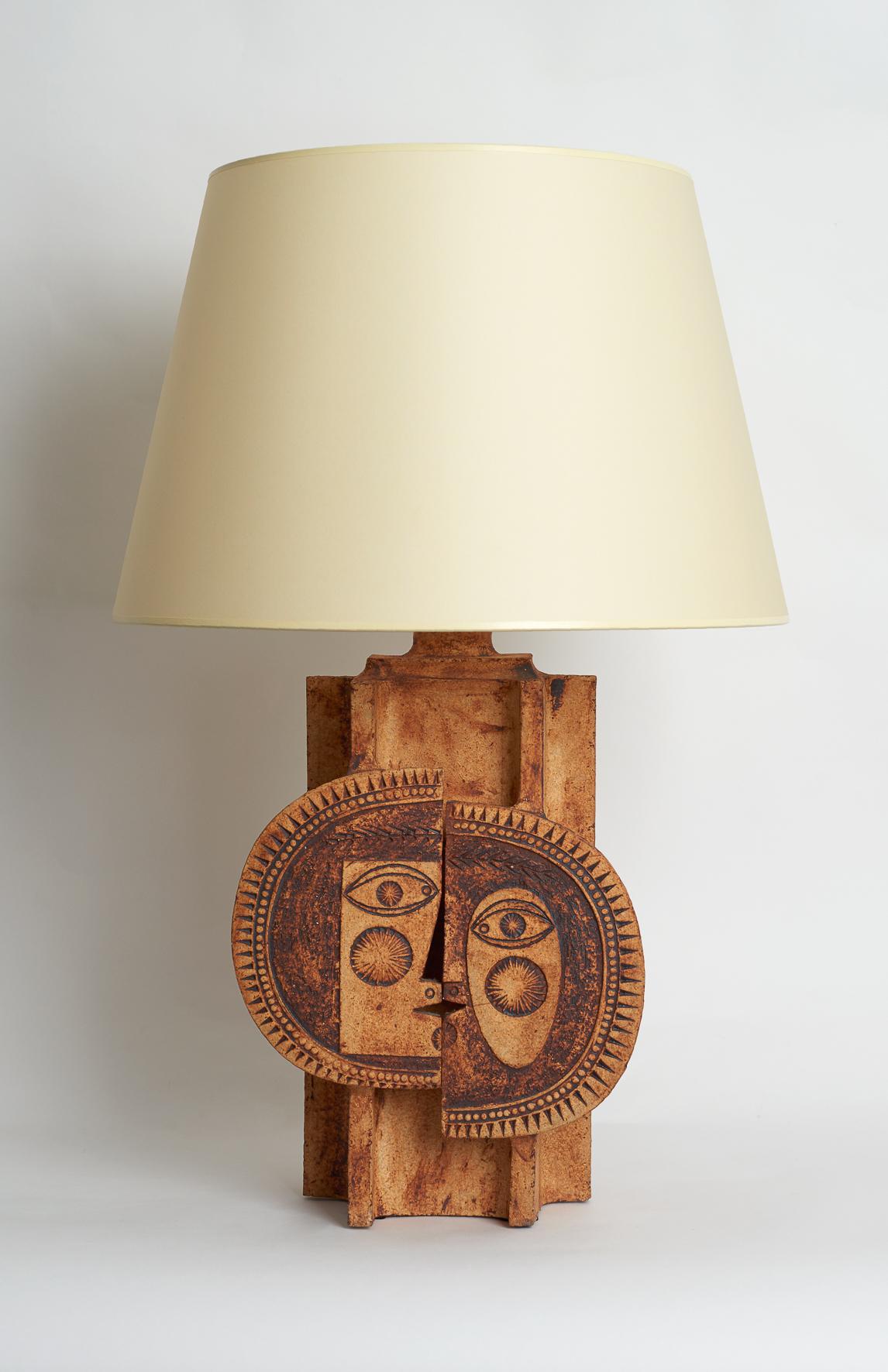 Iconic earthenware model of Table Lamp with stylized faces signed by Capron Vallauris
From 1970s

Dimensions : 
W 26 cm X D 16 cm
H 41 cm without shade
H 68 cm with shade

Note to international purchasers: 
Before using, our international