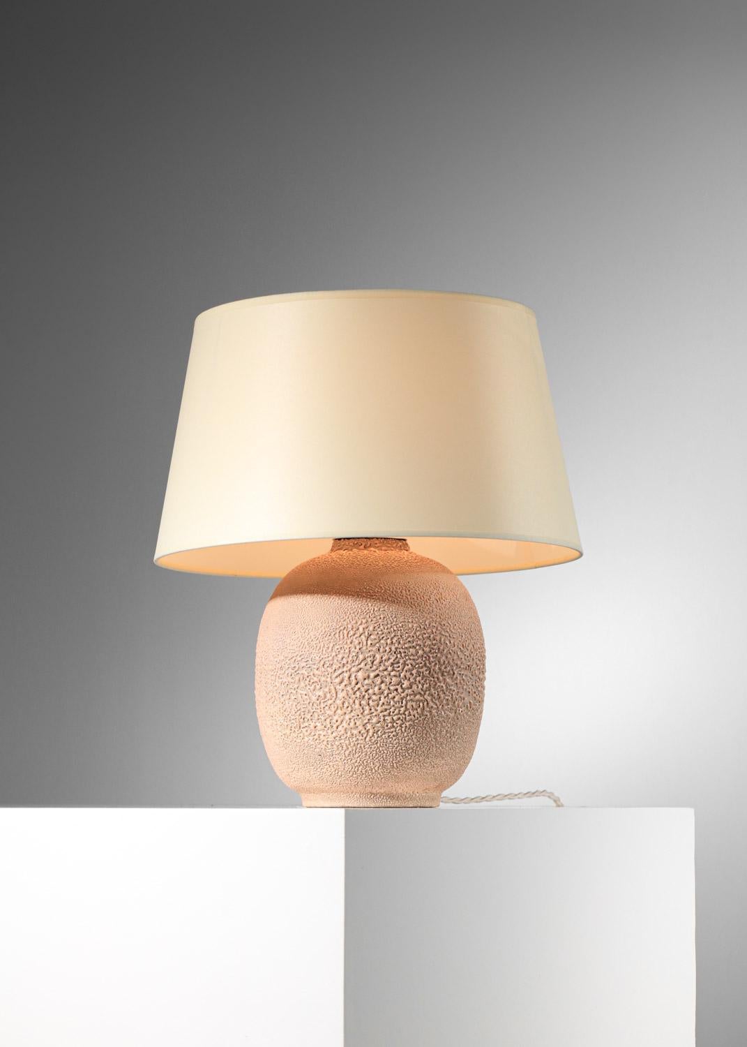 Bedside lamp from the 40's / 50's by Etlin. Pale pink textured ceramic base structure, presentation shade sold on request. Very nice vintage condition, electrical system refurbished keeping the original socket (see photos). Type B22 LED bulb