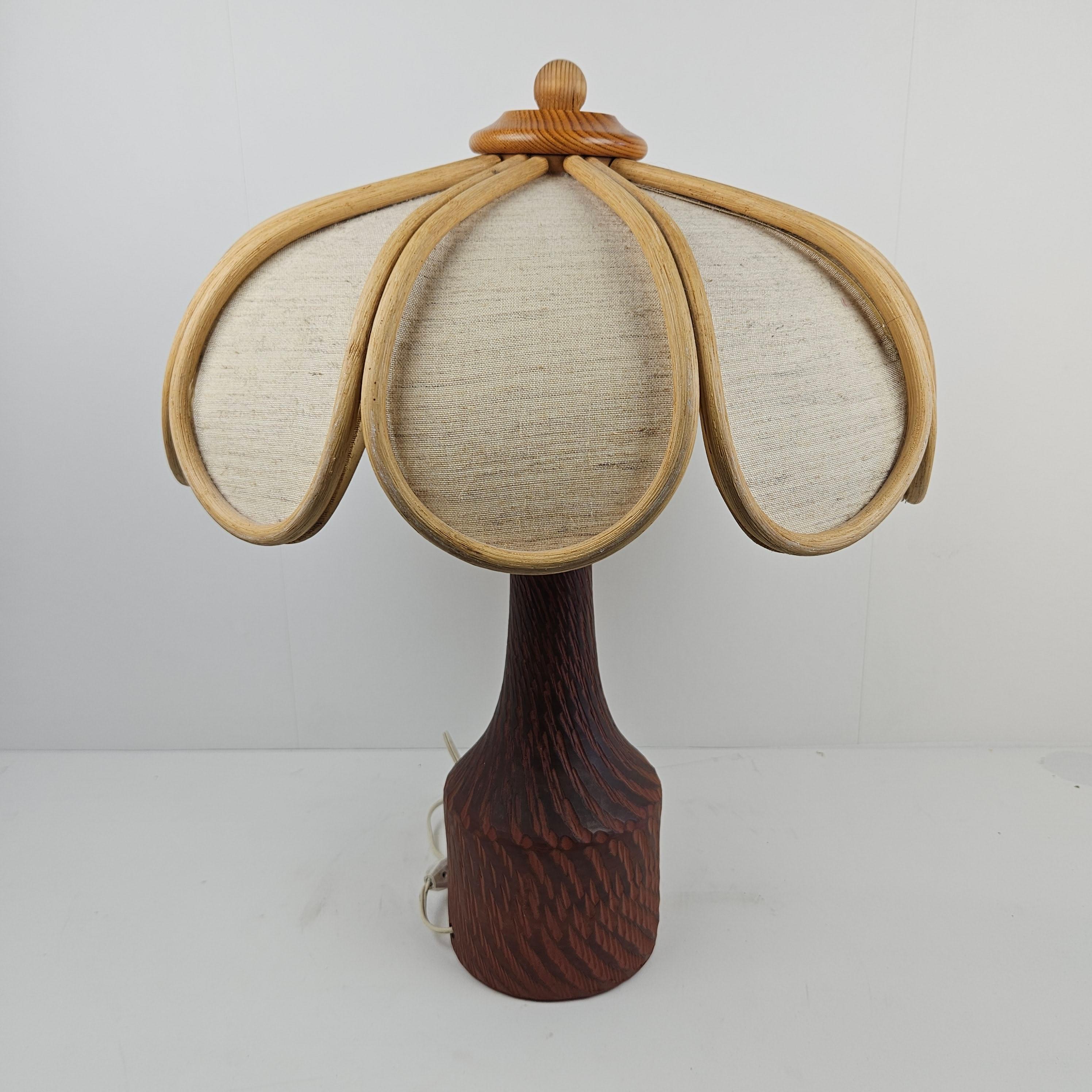 Very nice table lamp, fabricated in The Netherlands in the 70's.

The elegant shape makes it look like a palmtree.
The base is made of ceramic.

Some normal traces of use, see the pictures.