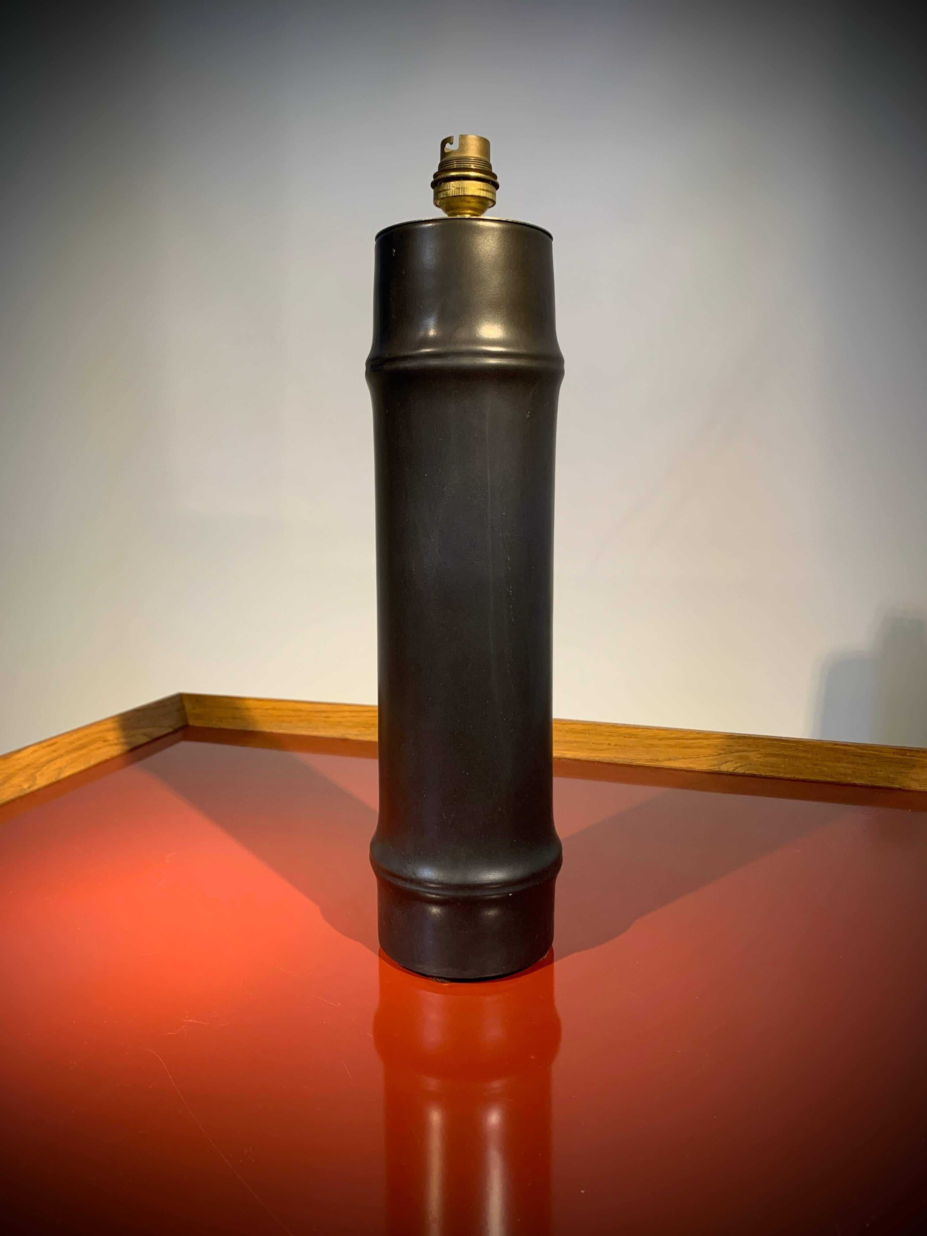 Lámpara de cerámica esmaltada en negro, con la icónica forma de bambú característica de los años 50. 
Pantalla de papel de arroz de Camarga (Francia). 
He incluido 2 fotos de la lámpara encendida con distintas bombillas para mostrar las distintas