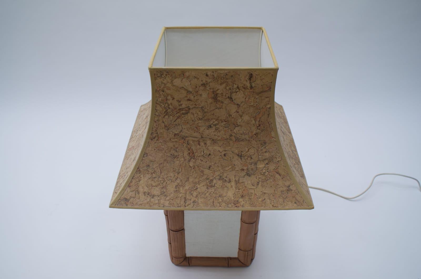 Allemand Lampe de bureau en céramique avec abat-jour en liège au look bambou au Japon par Leola, 1970, Allemagne en vente