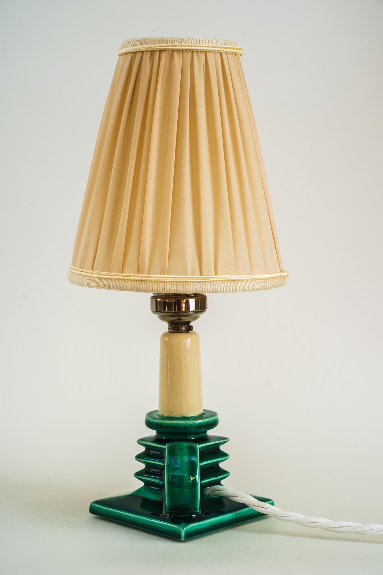 Lámpara de mesa de cerámica con pantalla de tela Alrededor de 1920 Art Decó en venta