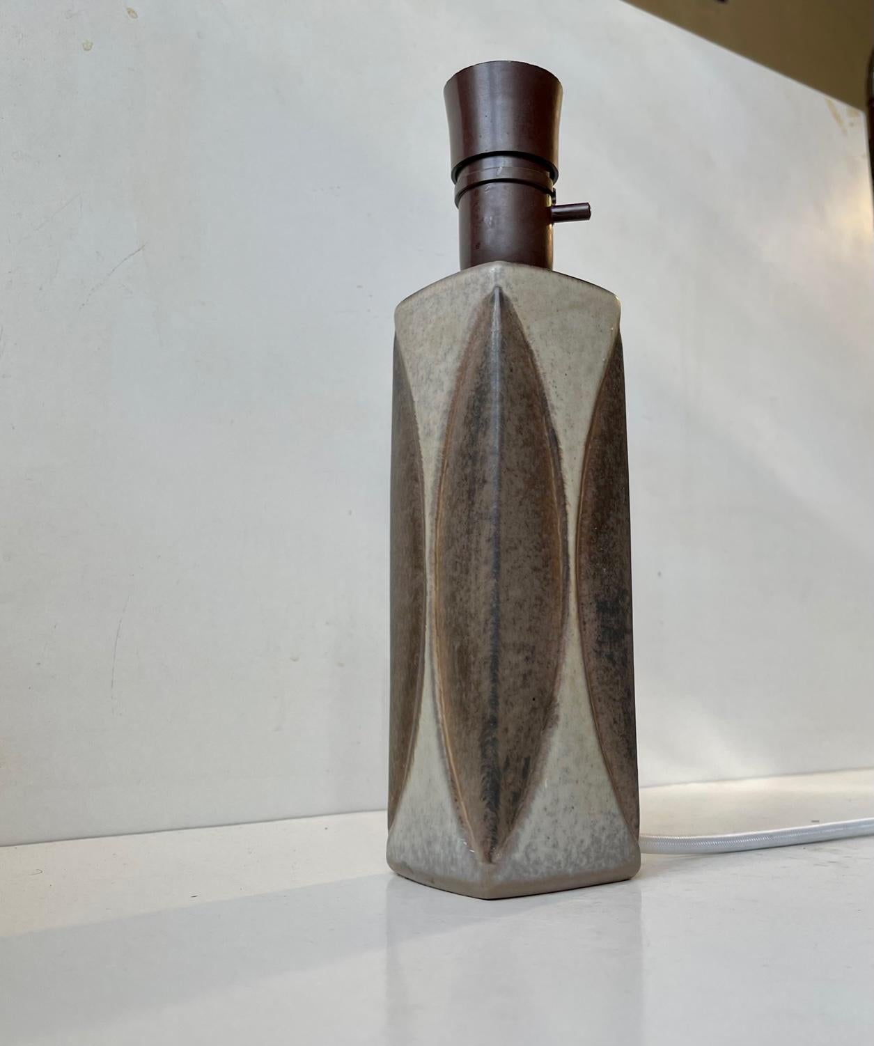 Mid-Century Modern Lampe de table en céramique avec feuilles émaillées de Marianne Starck pour Michael Andersen en vente