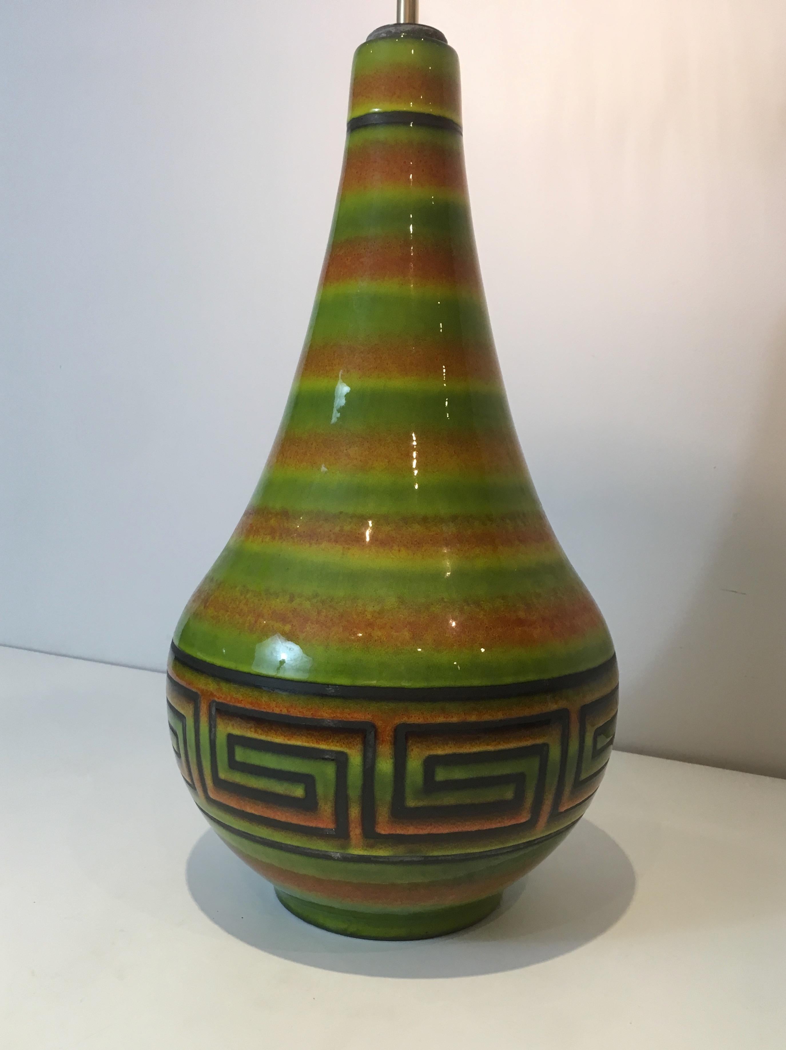 Céramique Lampe de table en céramique avec décors de clés grecques:: français:: circa 1970 en vente