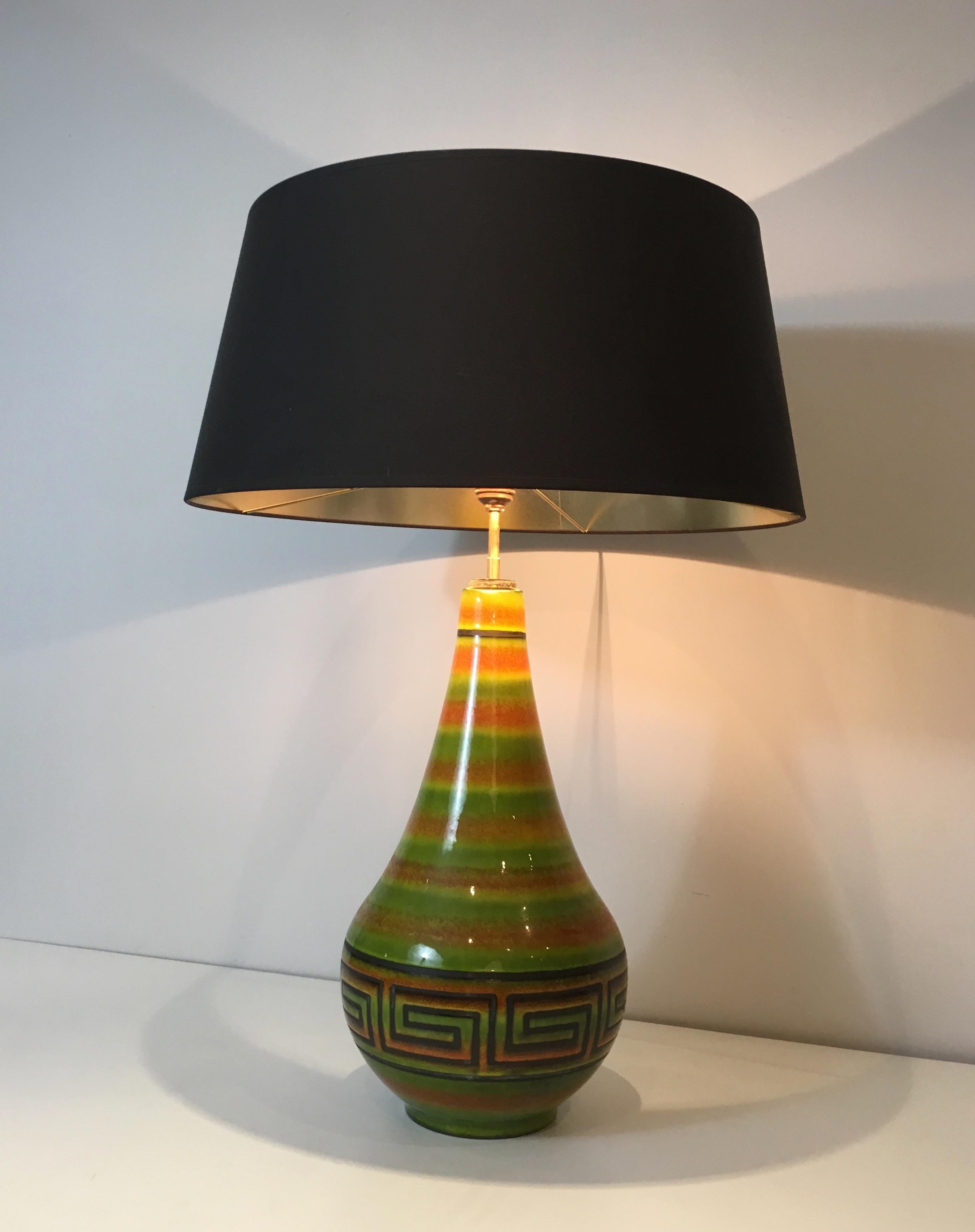 Lampe de table en céramique avec décors de clés grecques:: français:: circa 1970 en vente 2