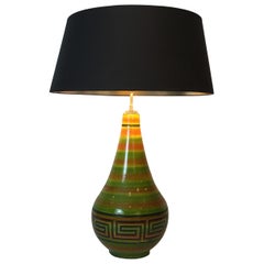 Lampe de table en céramique avec décors de clés grecques:: français:: circa 1970