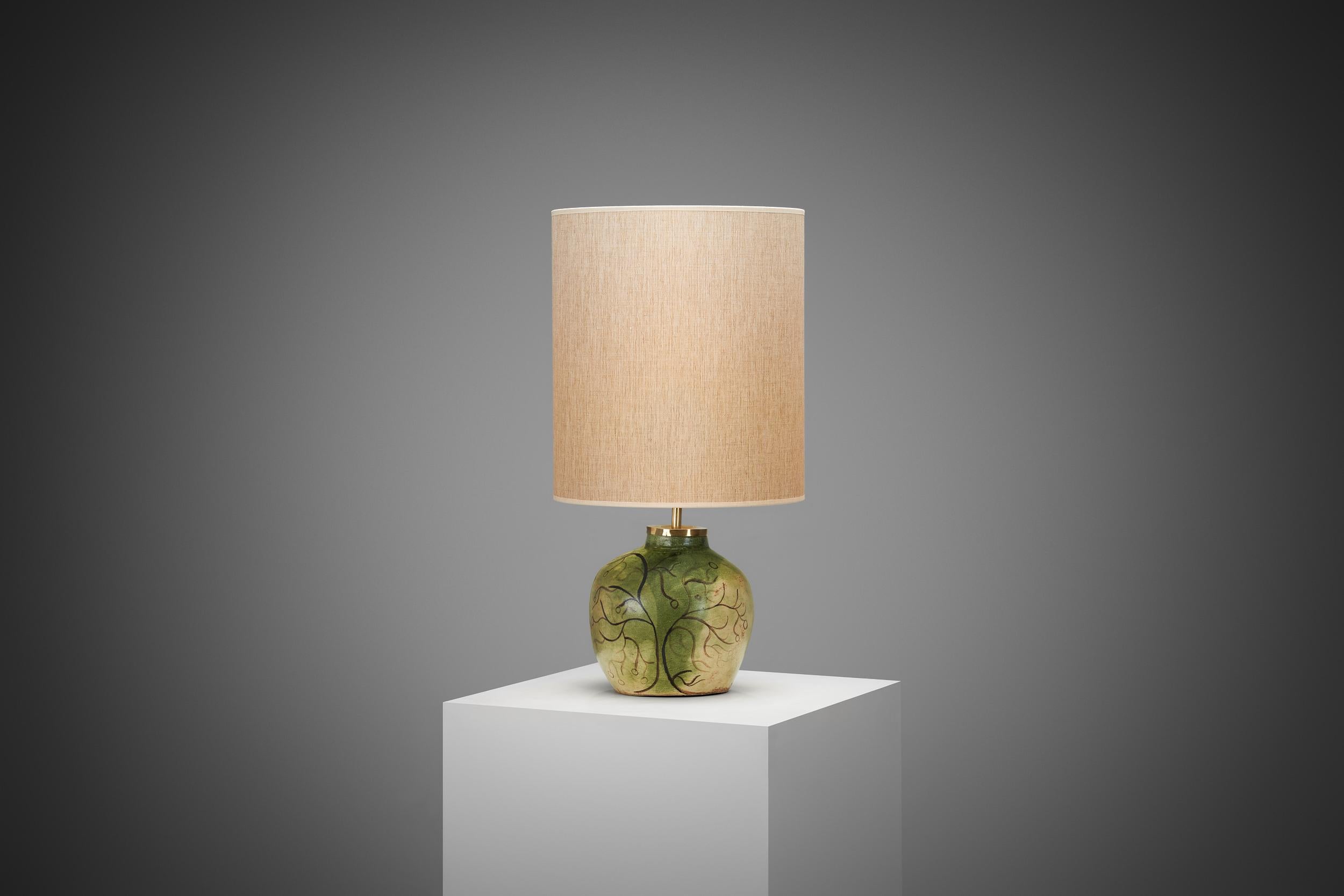 Keramische Tischlampe mit illustrativen Details, Europa ca 1960s (Europäisch) im Angebot