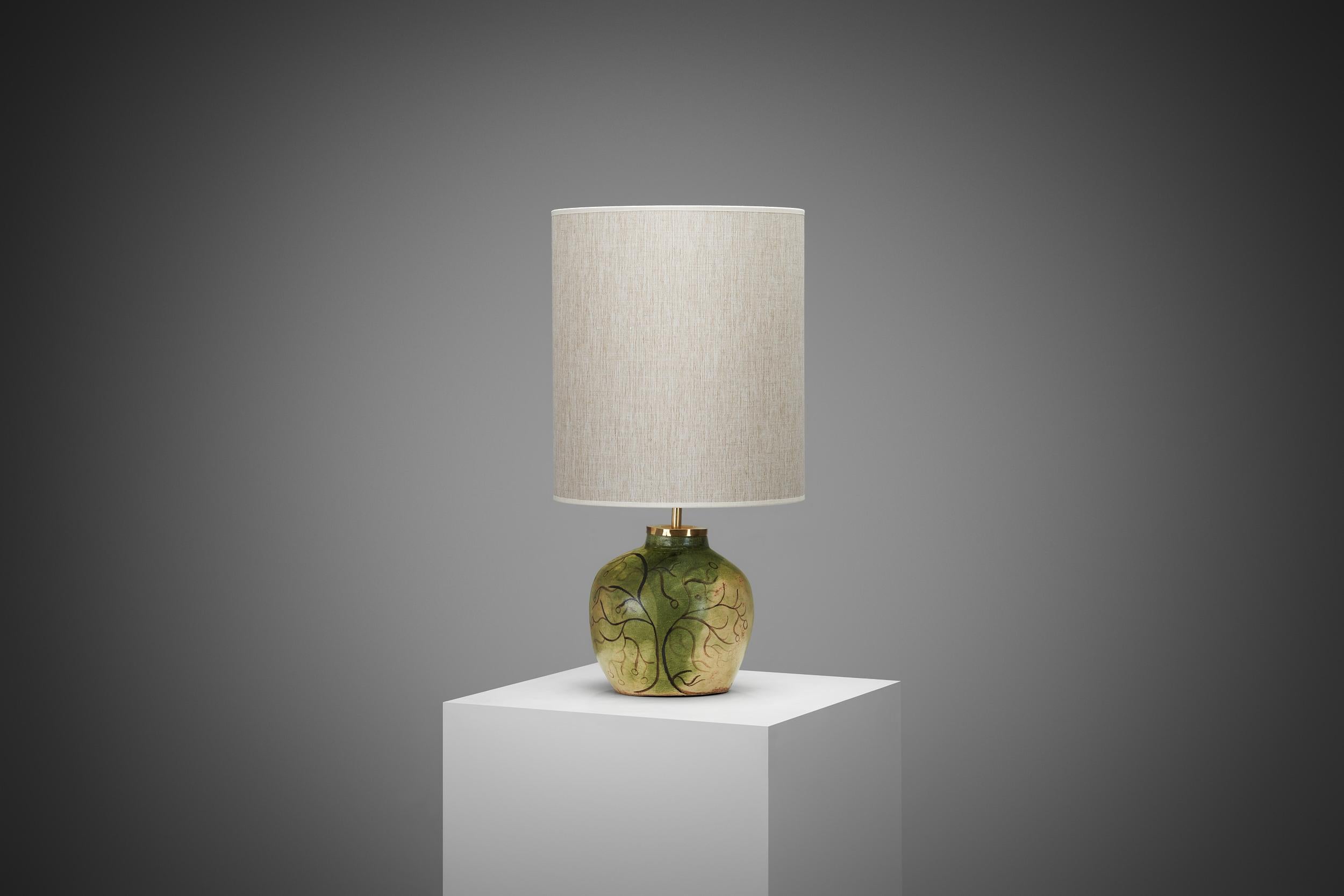 Keramische Tischlampe mit illustrativen Details, Europa ca 1960s im Zustand „Gut“ im Angebot in Utrecht, NL