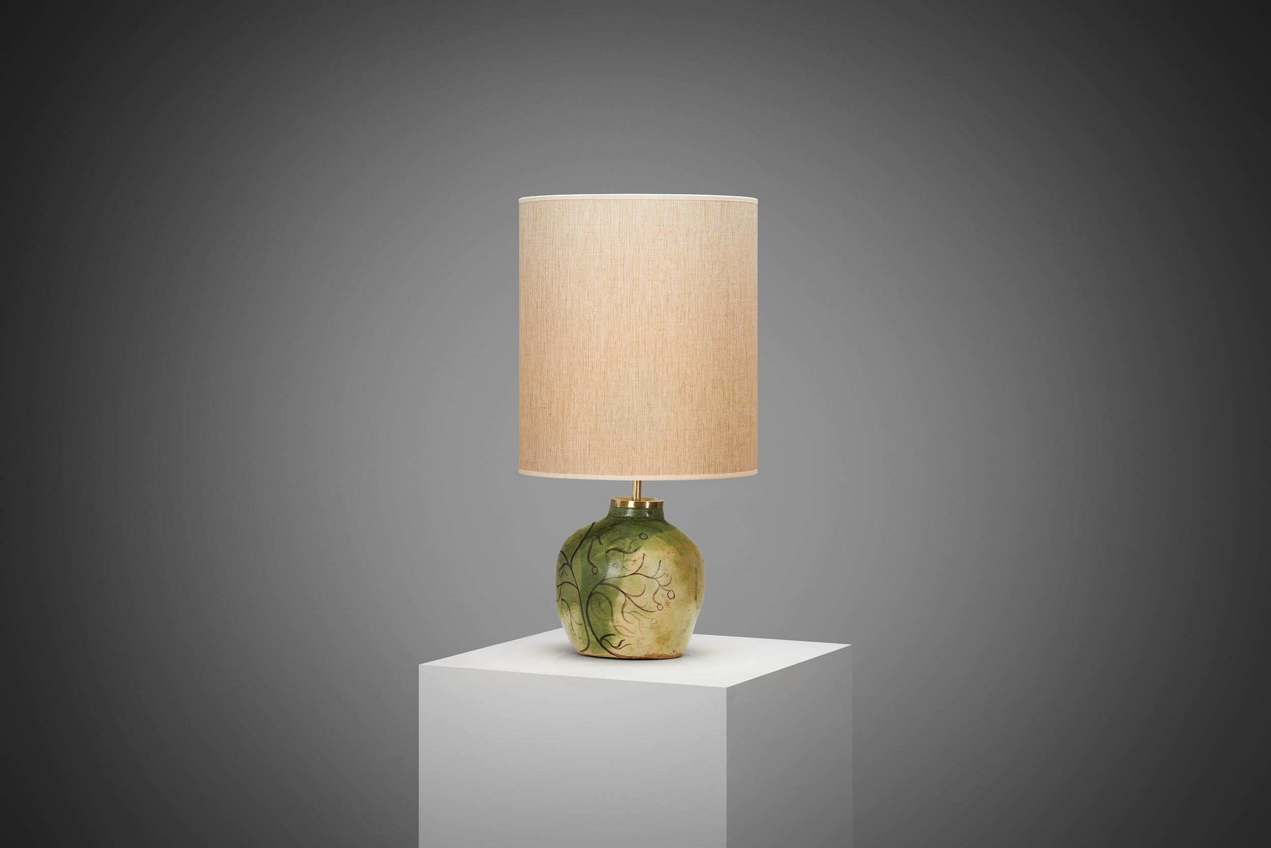 Keramische Tischlampe mit illustrativen Details, Europa ca 1960s (Mitte des 20. Jahrhunderts) im Angebot