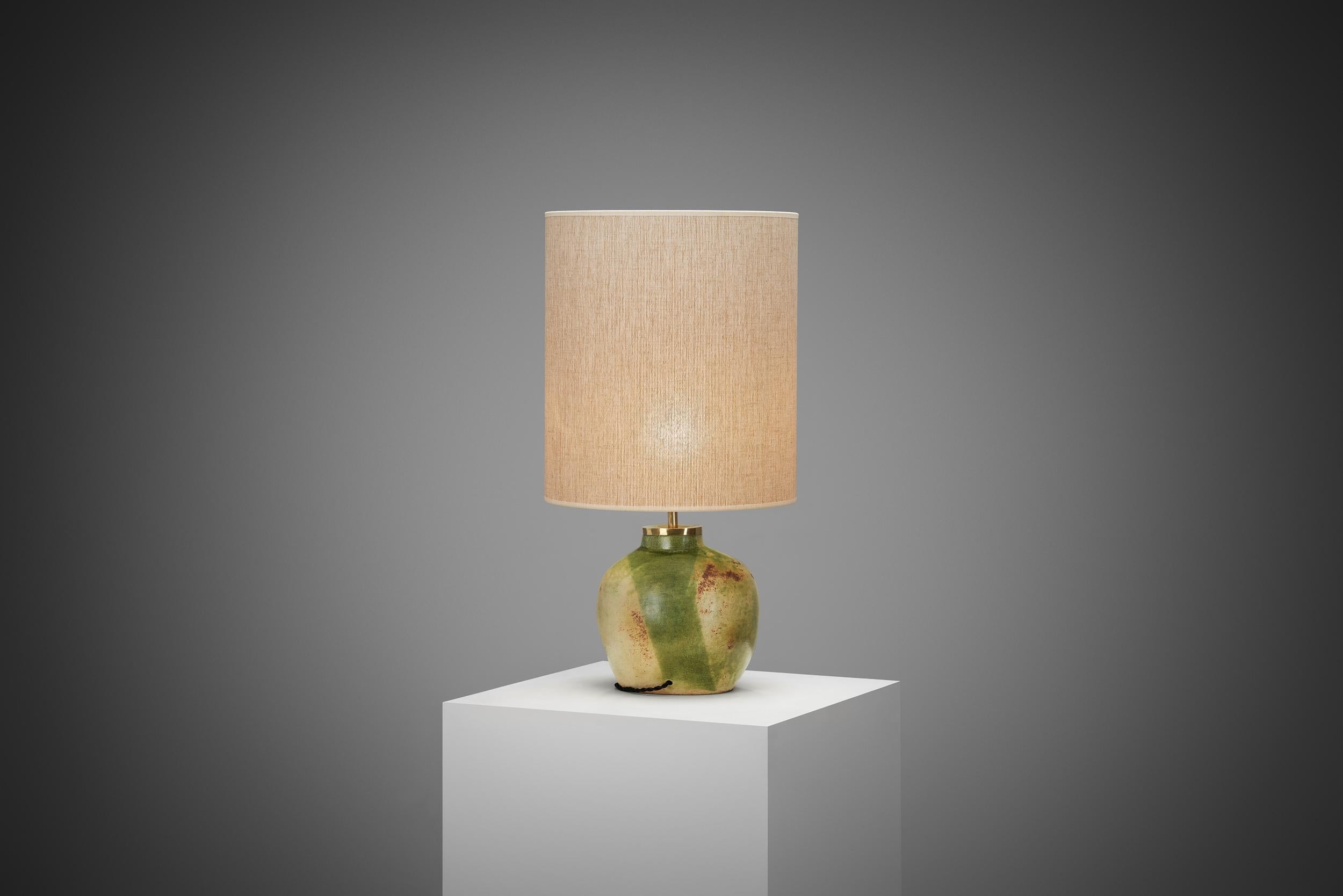 Keramische Tischlampe mit illustrativen Details, Europa ca 1960s im Angebot 1