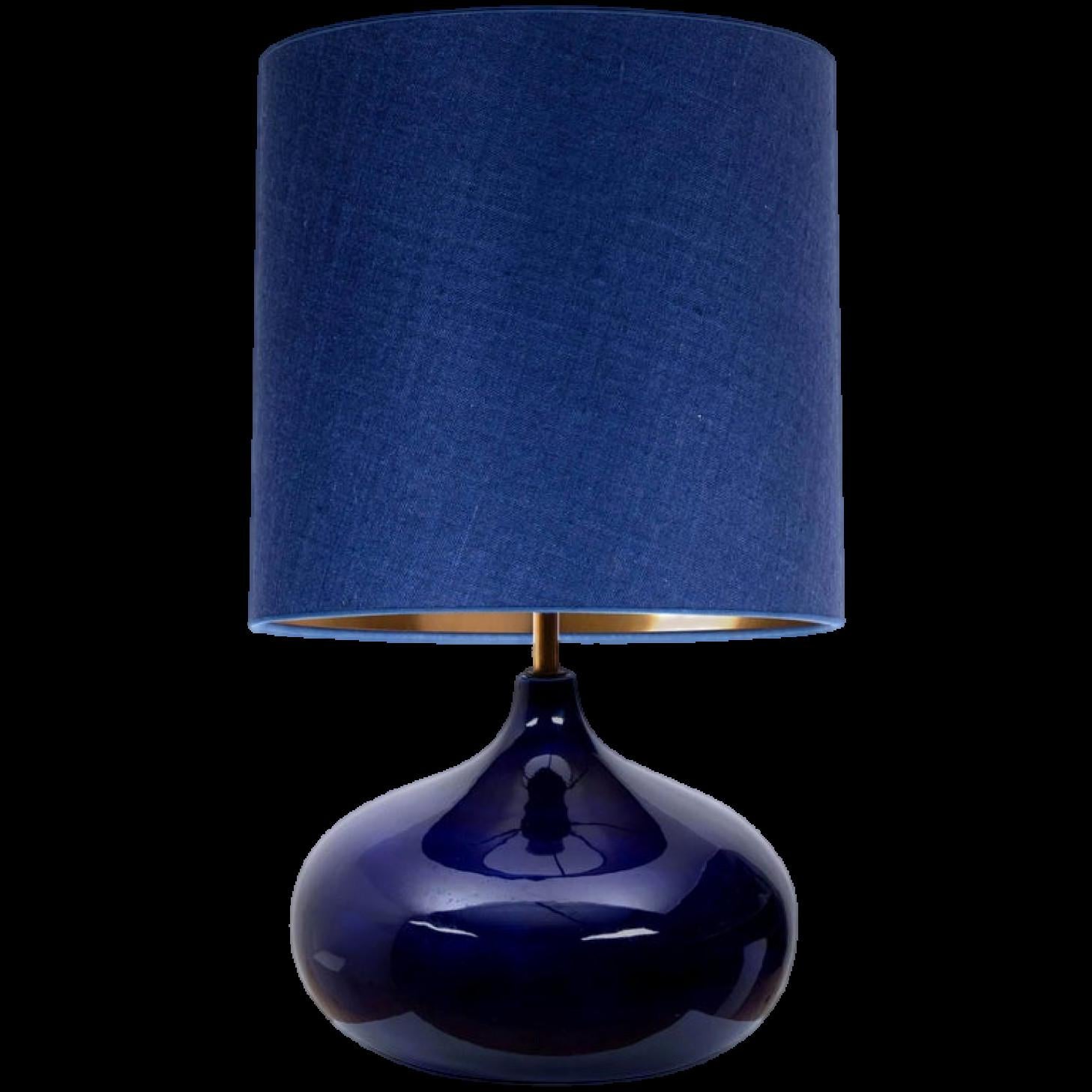 Ceramic table lamp, Denmark, 1960s. A sculptural high-end piece made of handmade ceramic in rich glazed dark blue tones. With a new custom made blue silk lamp shade with warm gold inner, shade by René Houben.

The lamp is in perfect vintage