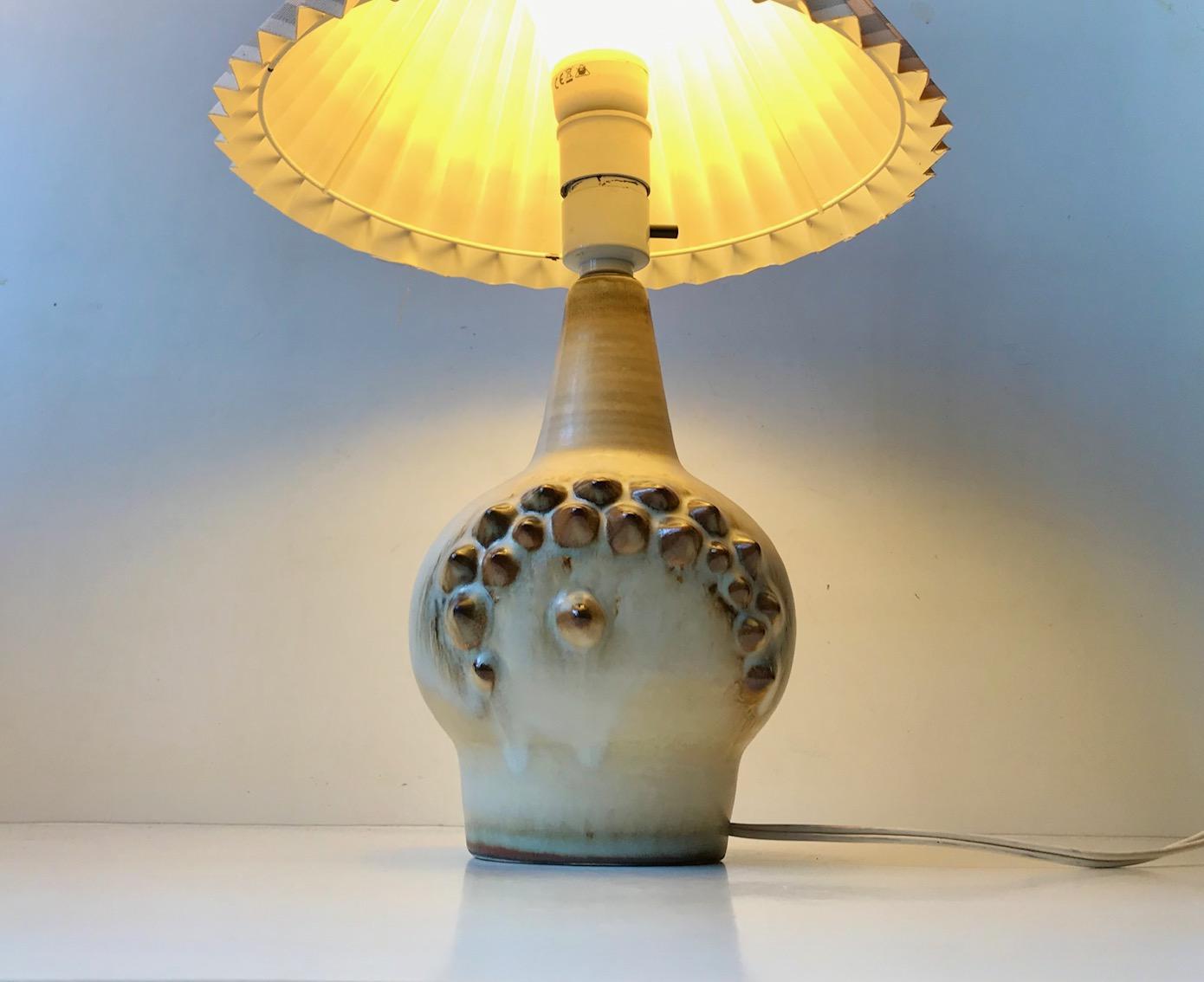 Softly 'mother of pearl' glazed stoneware table lamp with Tactile Spikes. It was designed by the danish ceramist Einar Johansen in the 1960s and manufactured by Søholm. Signed EJ to the base. Beautiful intact vintage condition. Its style is very
