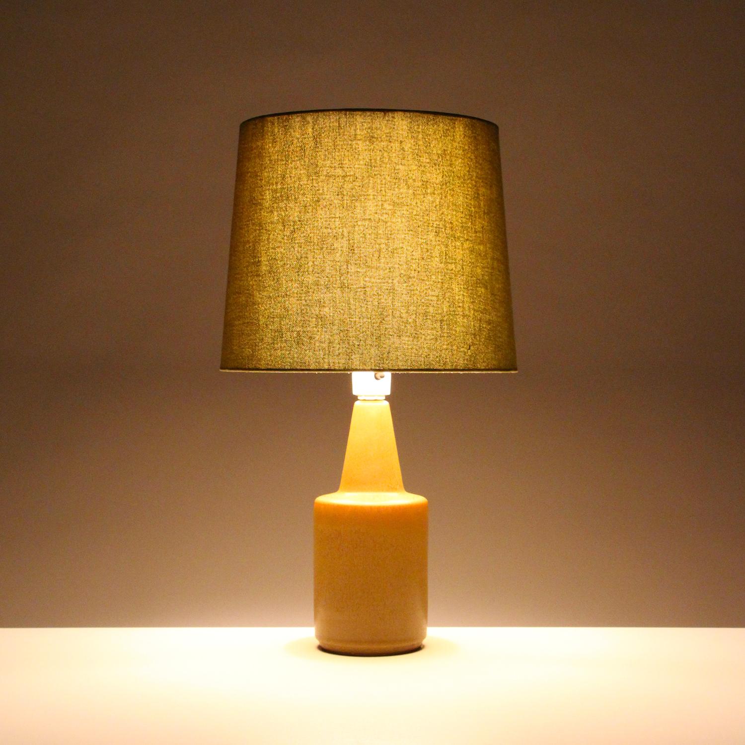 Ceramic table lamp by Einar Johansen for Søholm in the 1960s, Danish hare's fur glaze lamp stand with vintage fabric shade included, in excellent vintage condition.

A beautiful ceramic table lamp with a cylindrical base and short narrowing neck,