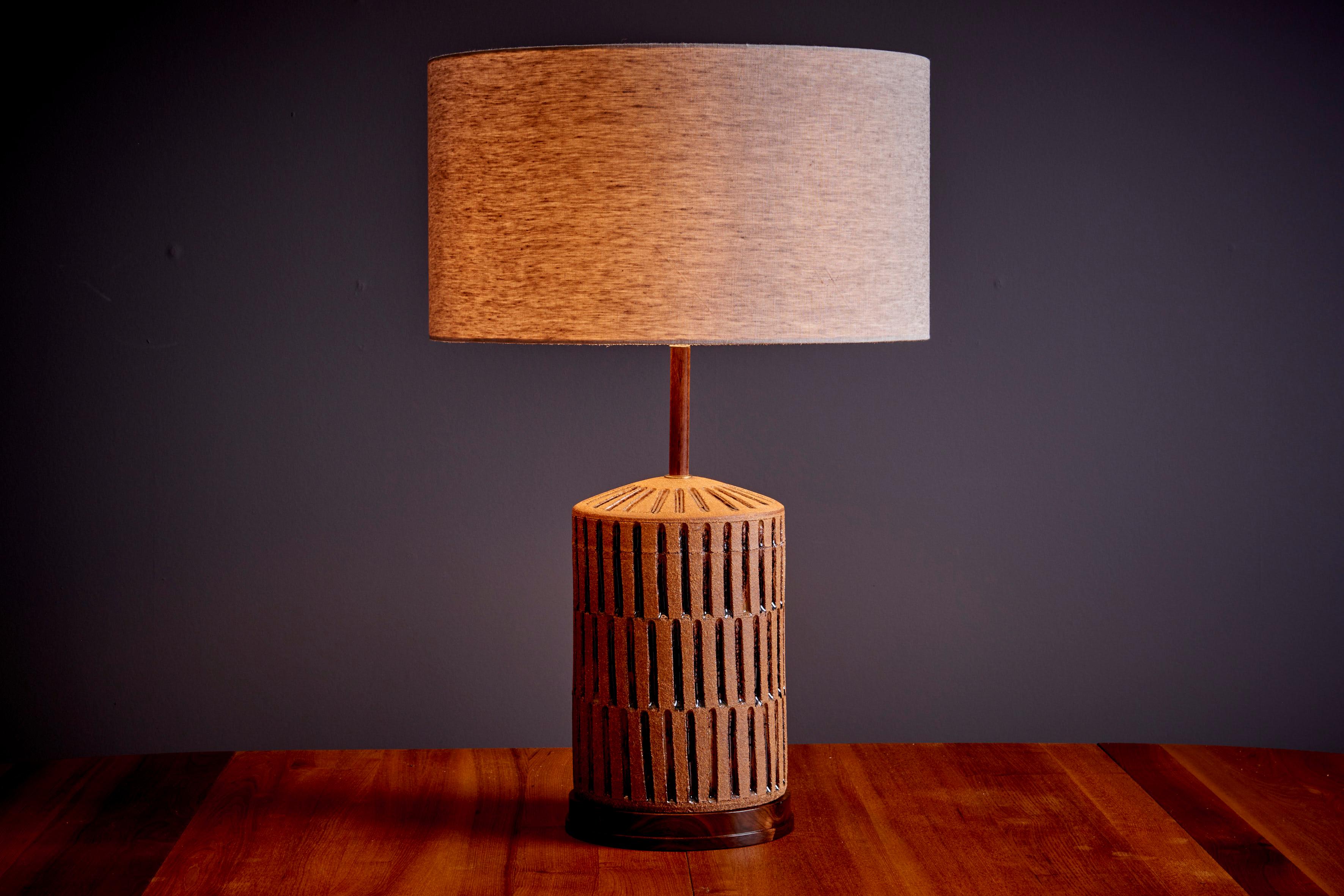 Lampe de table en céramique fabriquée à la main avec une base en noyer américain par Brent Bennett. Les mesures indiquées s'appliquent à la base de la lampe. 