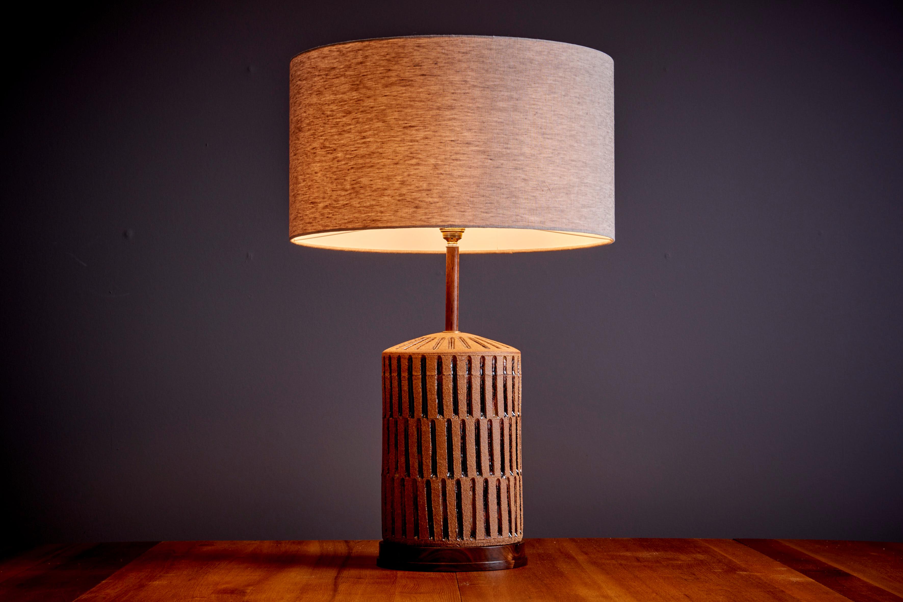 Américain Lampe de table en céramique avec base en noyer par Brent Bennett, USA - nouveau  en vente