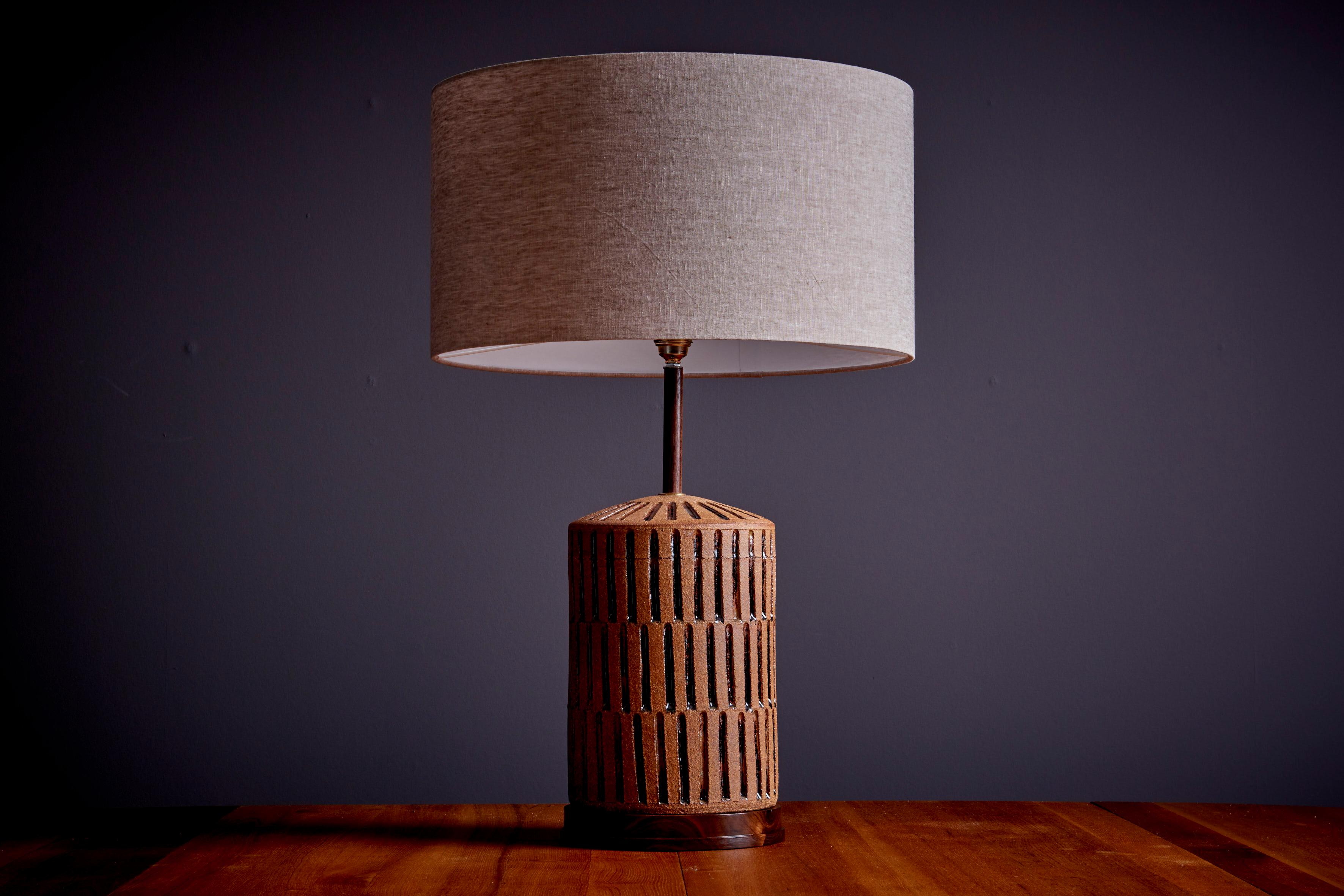 Lampe de table en céramique avec base en noyer par Brent Bennett, USA - nouveau  Neuf - En vente à Berlin, DE