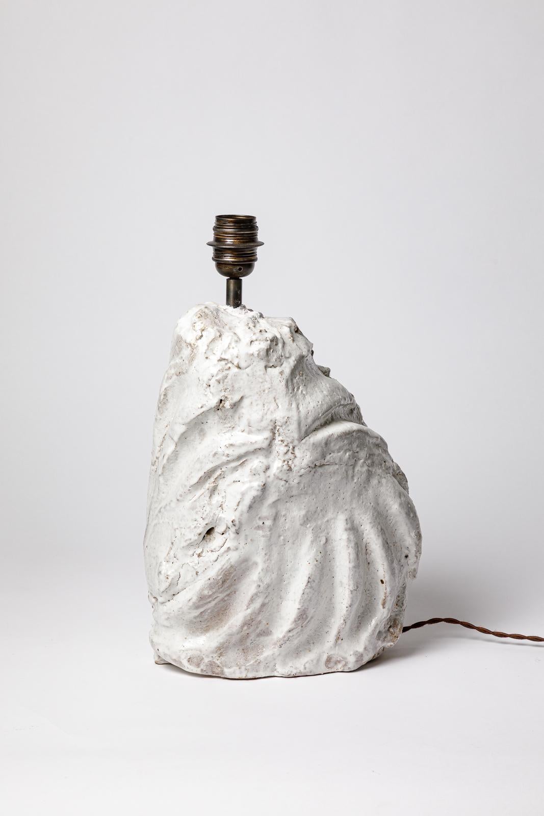 Pied de lampe en grès émaillé blanc d'Hervé ROUSSEAU.
Signature de l'artiste sous la base. 2022.
H : 13.4 x 9.8 x 5.7 pouces (céramique uniquement).
H : 16.9 pouces (céramique et système électrique).
H : 24 x 14.9 x 12.6 pouces (céramique, système