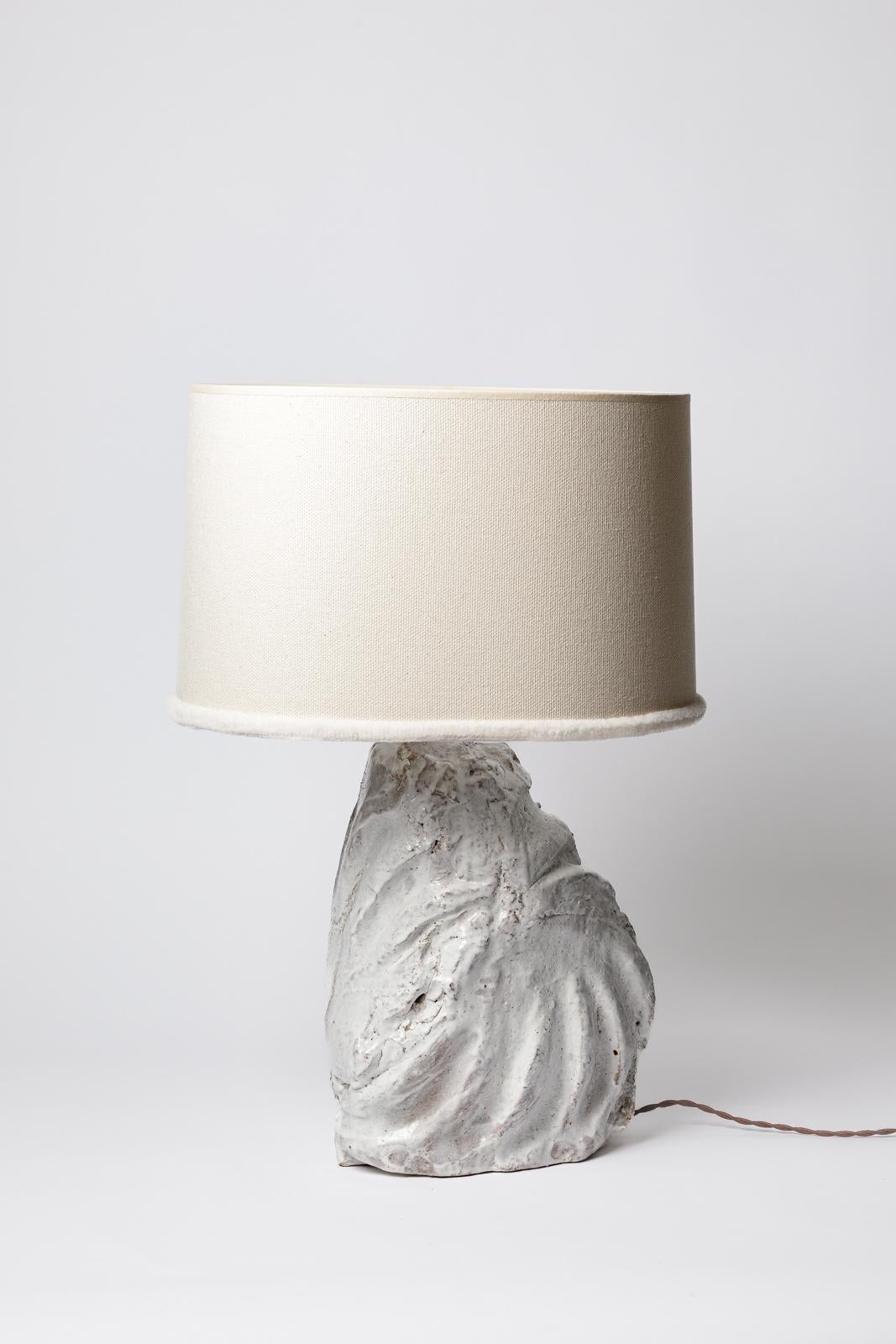 XXIe siècle et contemporain Lampe de table en céramique à l'émail blanc par Hervé ROUSSEAU, 2022 en vente