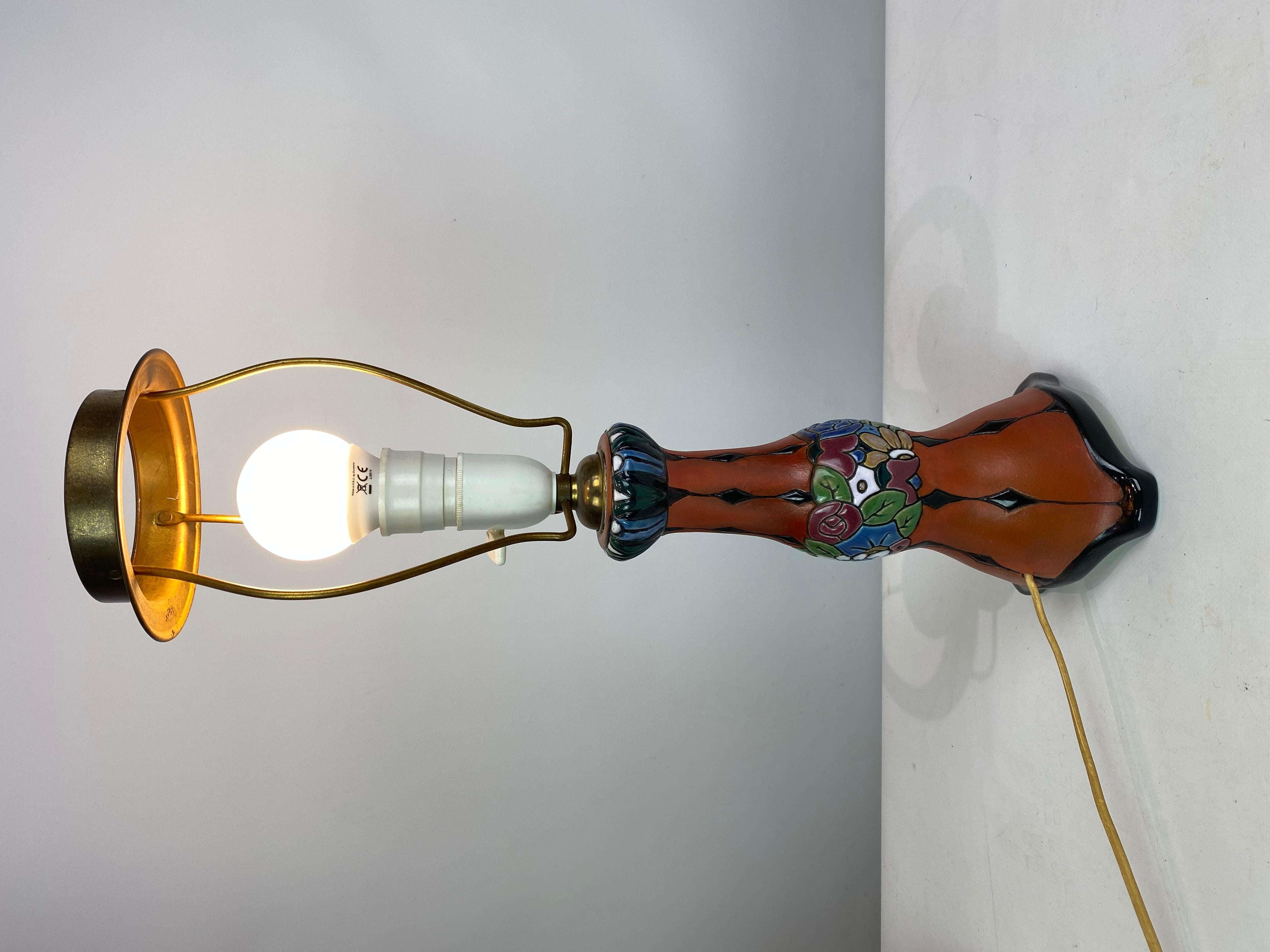 Milieu du XXe siècle Lampe de table en céramique à glaçure orange et abat-jour en papier, années 1960 en vente