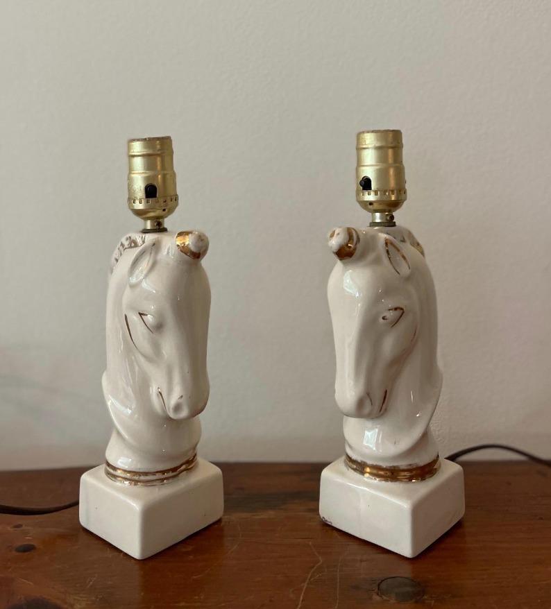  Paire de lampes en céramique représentant des pièces d'échecs, des têtes de cheval ou des licornes pour une chambre d'enfant. 
