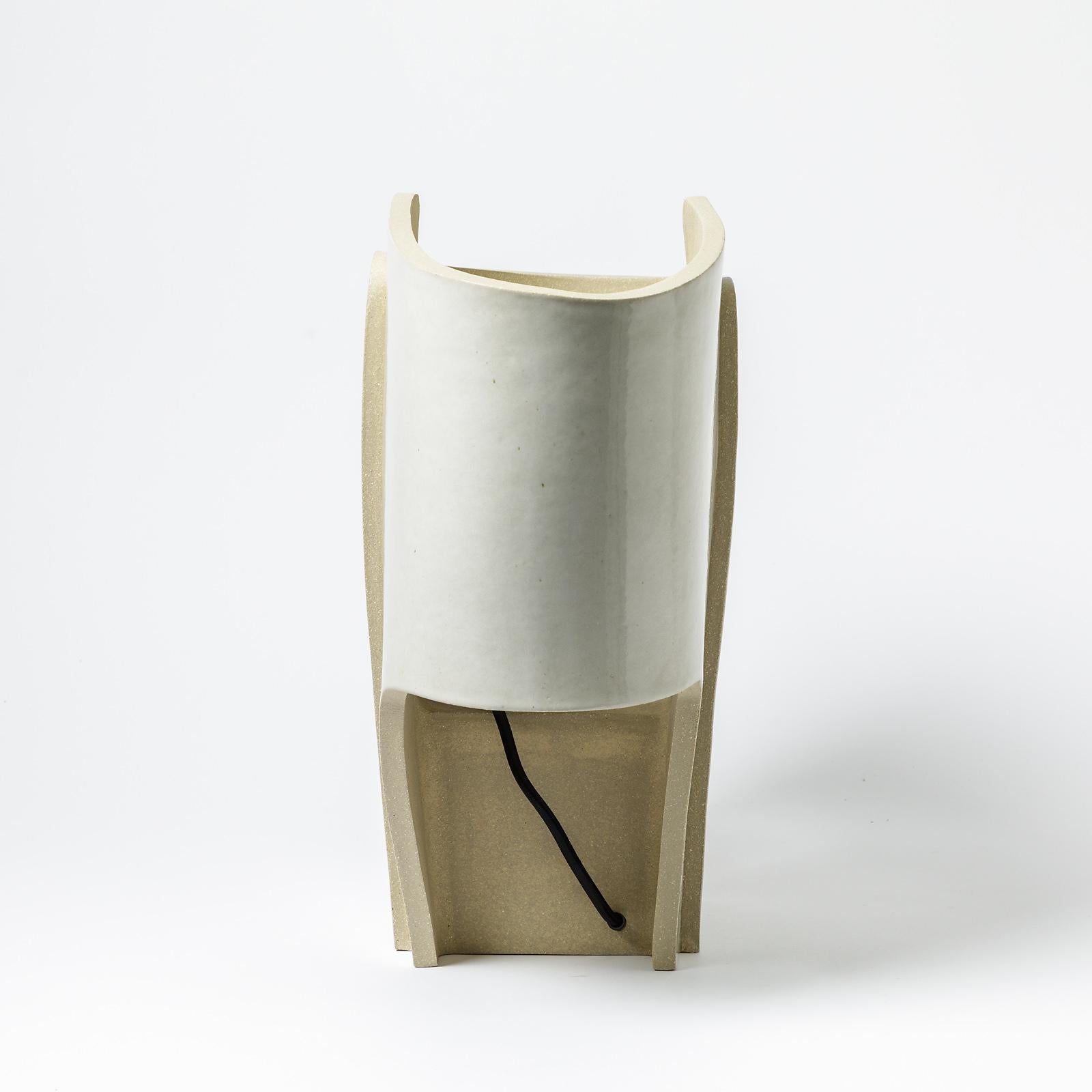 Keramiktisch mit weißer Lampe von Denis Castaing, 2022 (Beaux Arts) im Angebot