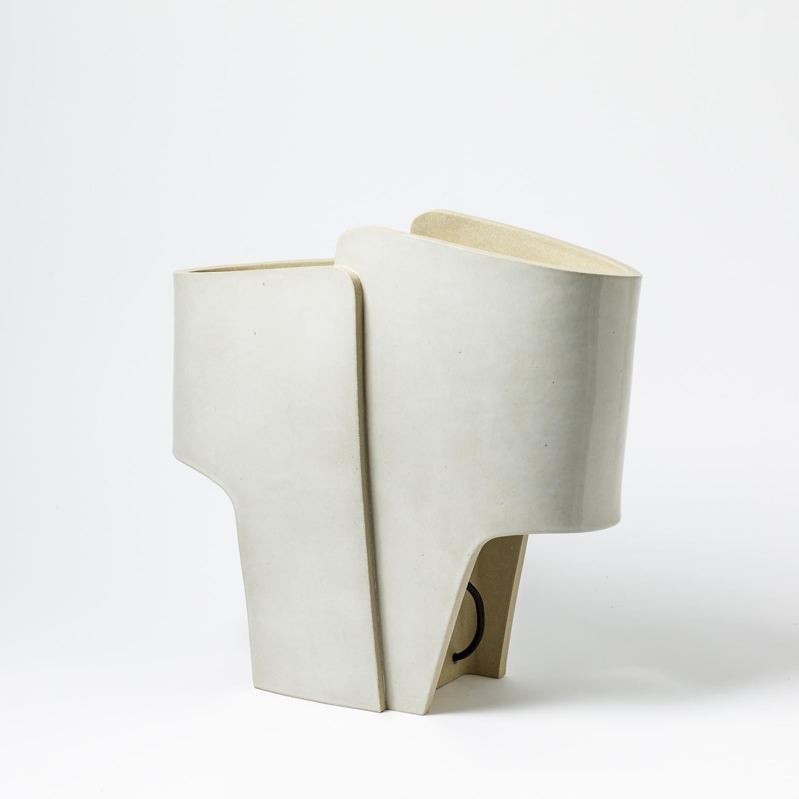 Français Table en céramique avec lampe blanche de Denis Castaing, 2022 en vente