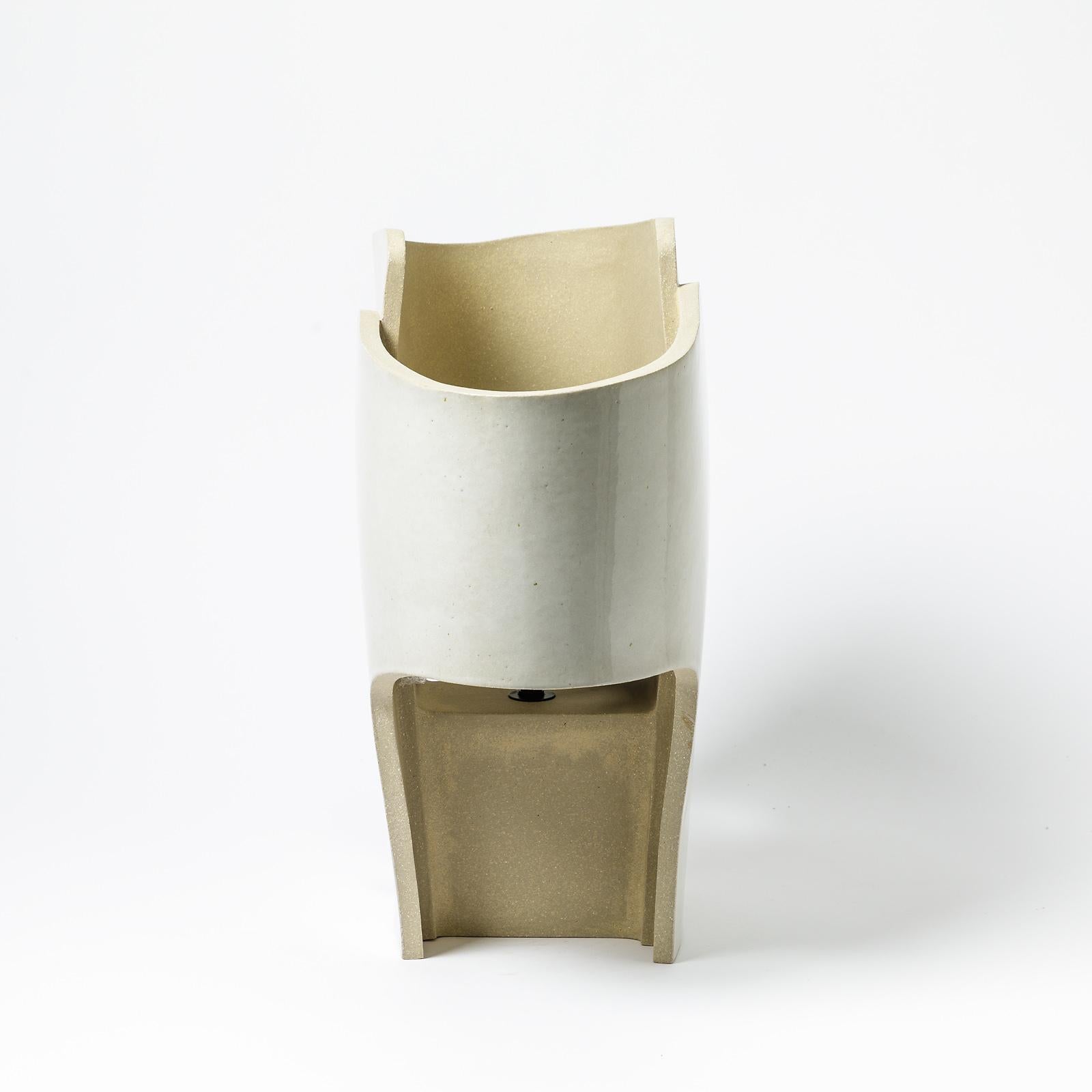 Keramiktisch mit weißer Lampe von Denis Castaing, 2022 im Angebot 1