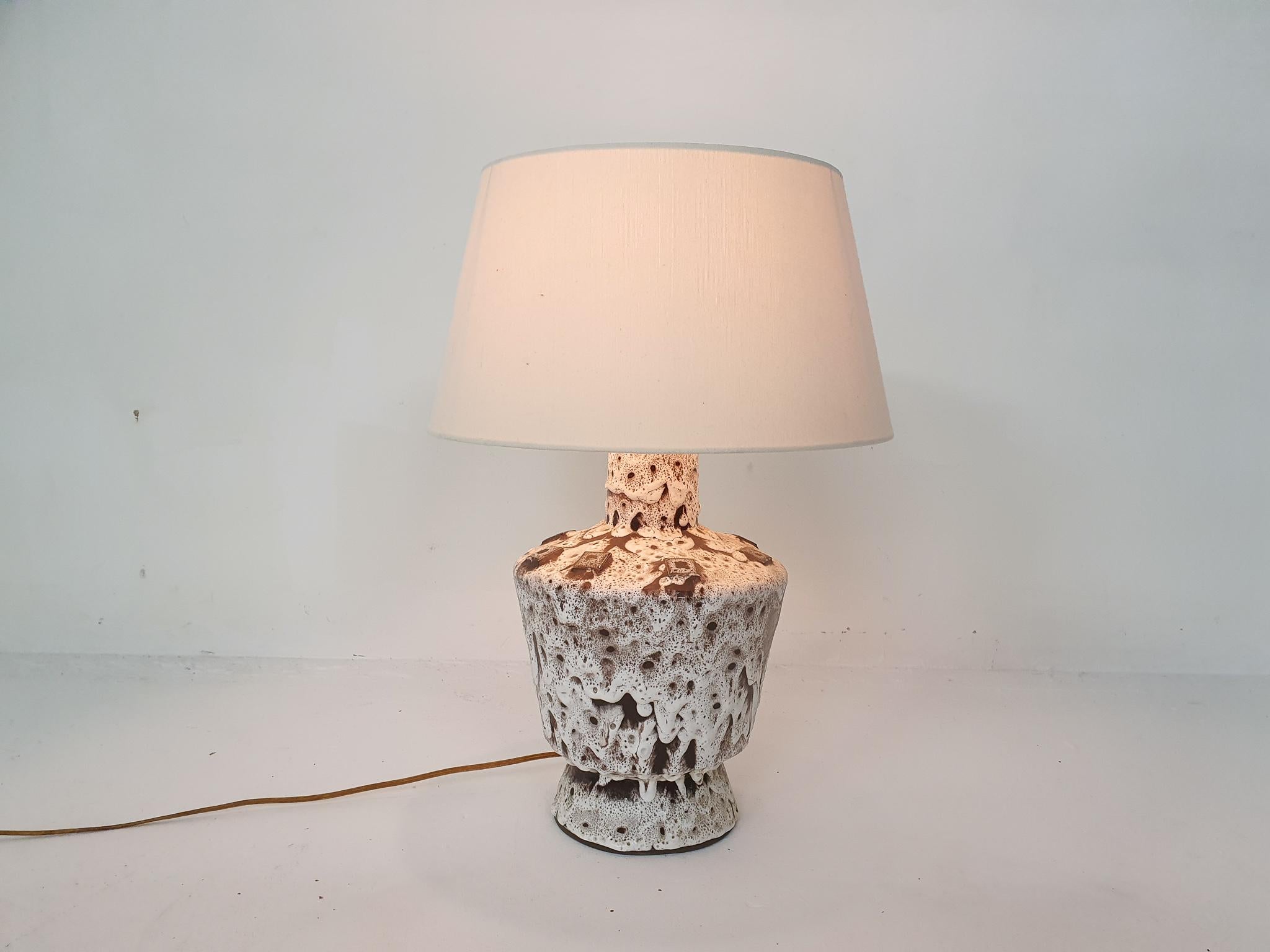White and brown ceramic table light with white lamp shade. It has the original wiring, but we can replace it with a new wire, if desired.