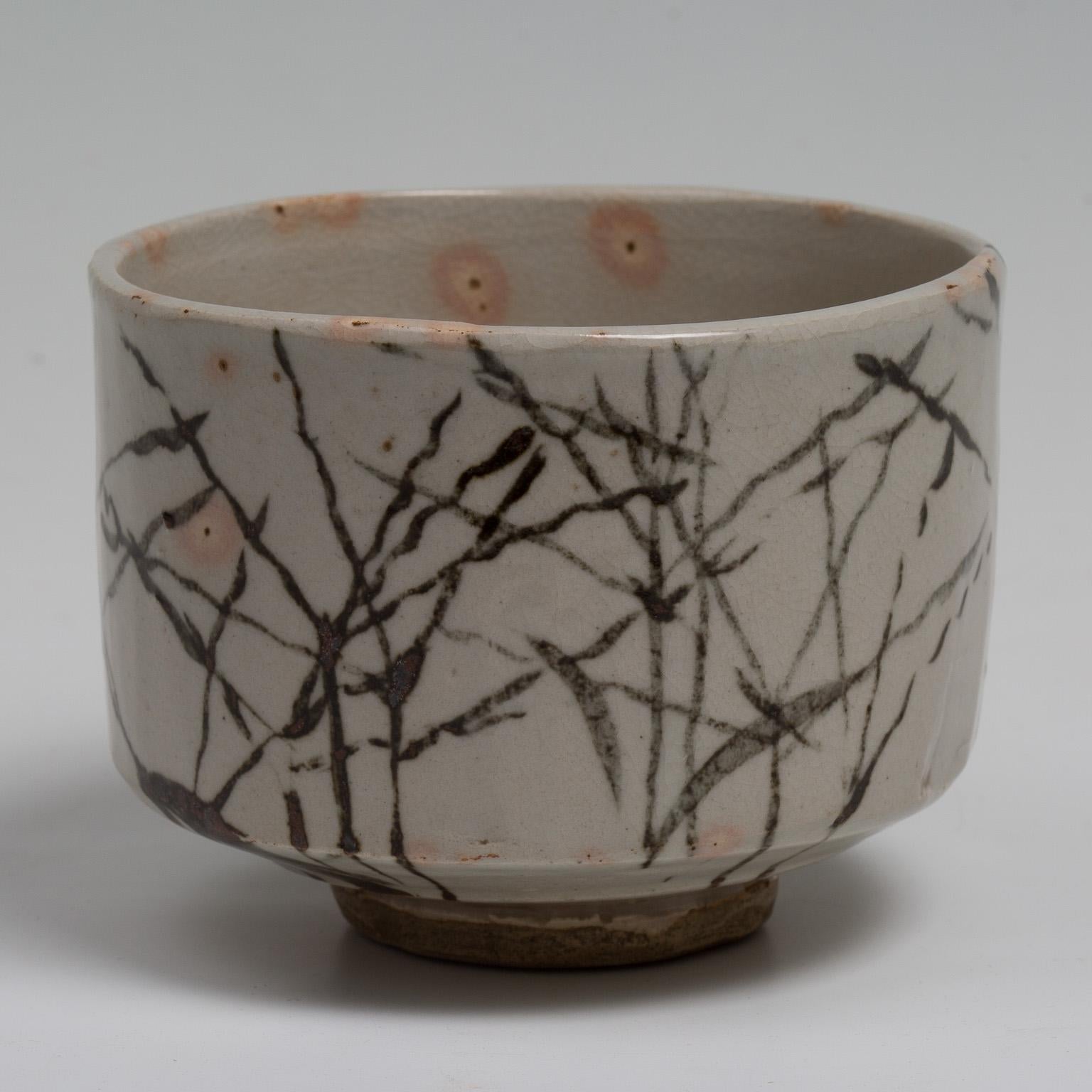 Un bol à thé en céramique décoré d'herbes d'automne avec tomobako signé et scellé.
Peintre et designer, Kamisaka Sekka est l'un des plus importants artistes japonais à avoir introduit l'esthétique traditionnelle dans le monde occidental. Issu d'une