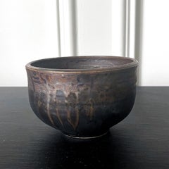 Keramik-Teeschale mit schwarzer schillernder Glasur von Toshiko Takaezu