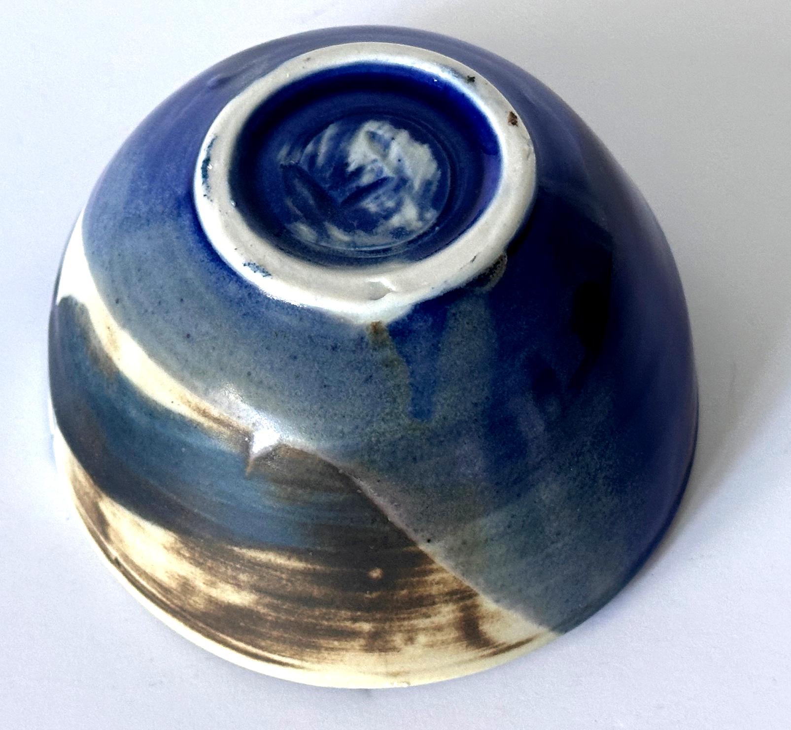 Tazón de té de cerámica con esmalte azul brillante de Toshiko Takaezu en venta 3
