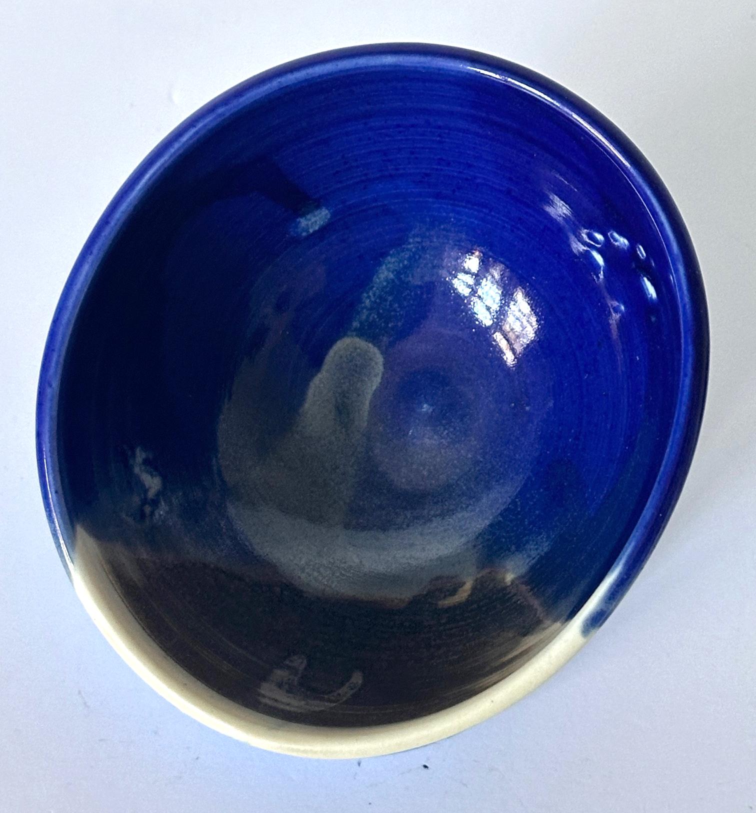 Tazón de té de cerámica con esmalte azul brillante de Toshiko Takaezu en venta 4